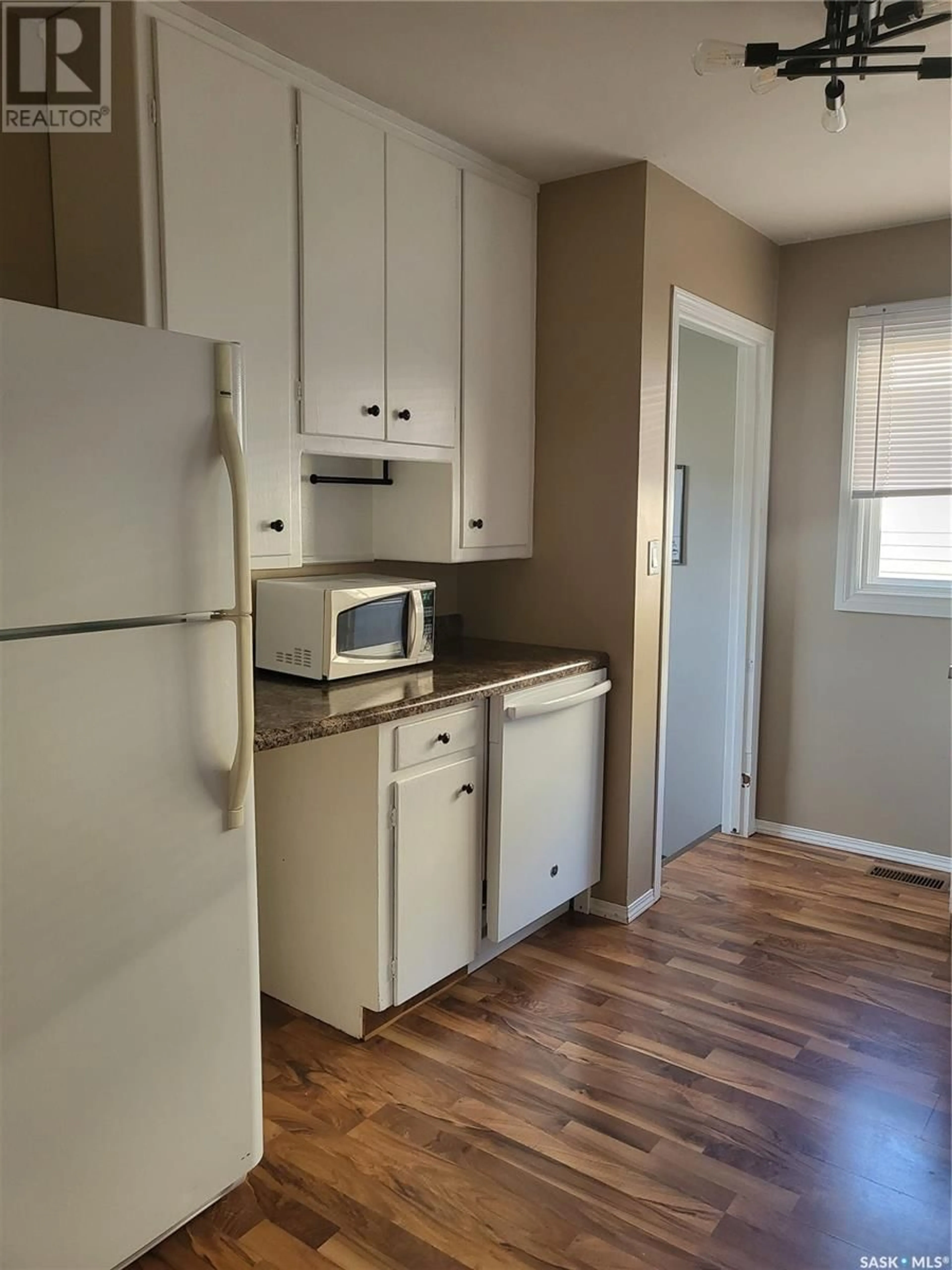 Standard kitchen, wood/laminate floor for 714 EDWARD PLACE, Estevan Saskatchewan S4A1S4
