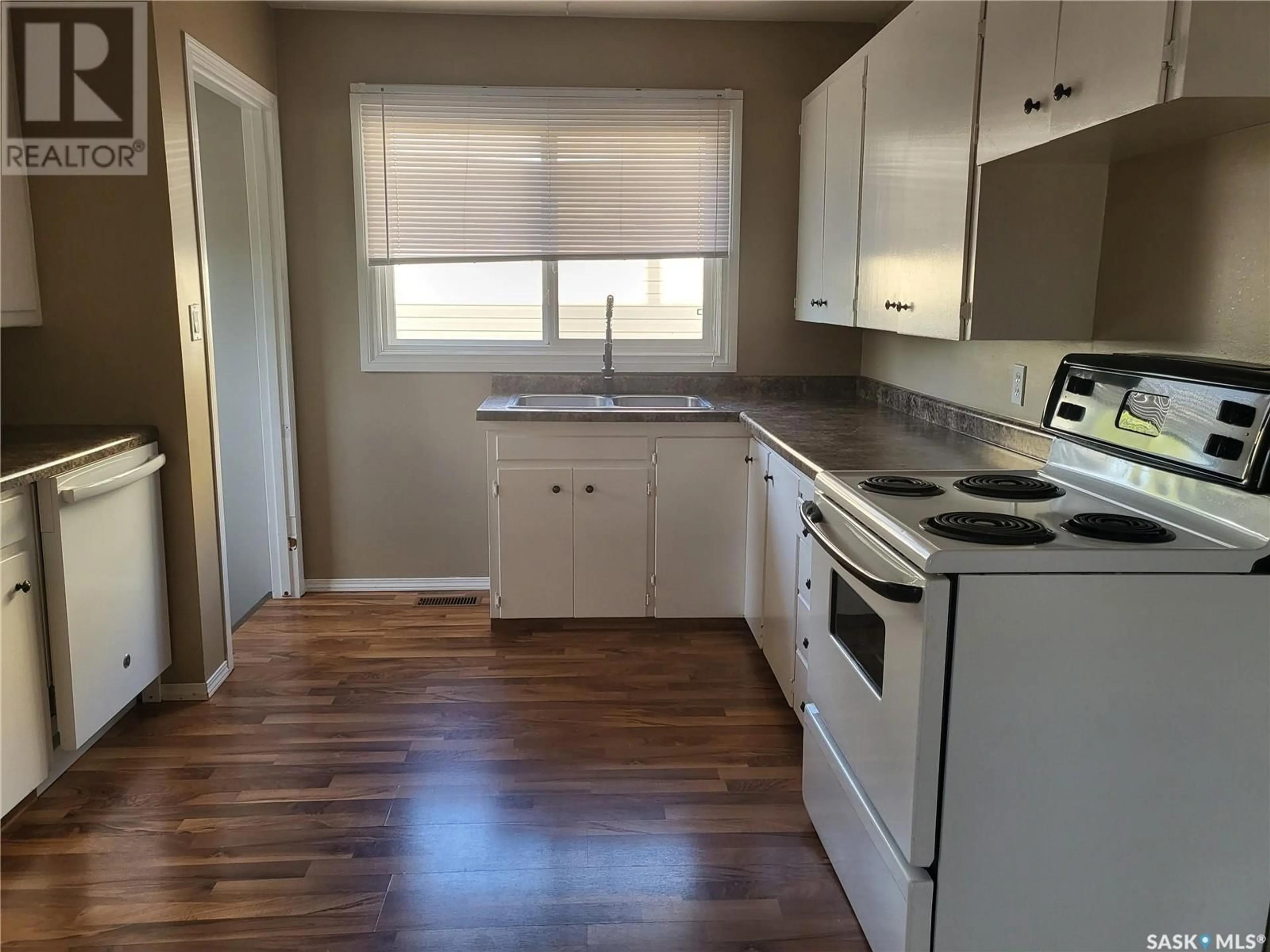 Standard kitchen, wood/laminate floor for 714 EDWARD PLACE, Estevan Saskatchewan S4A1S4