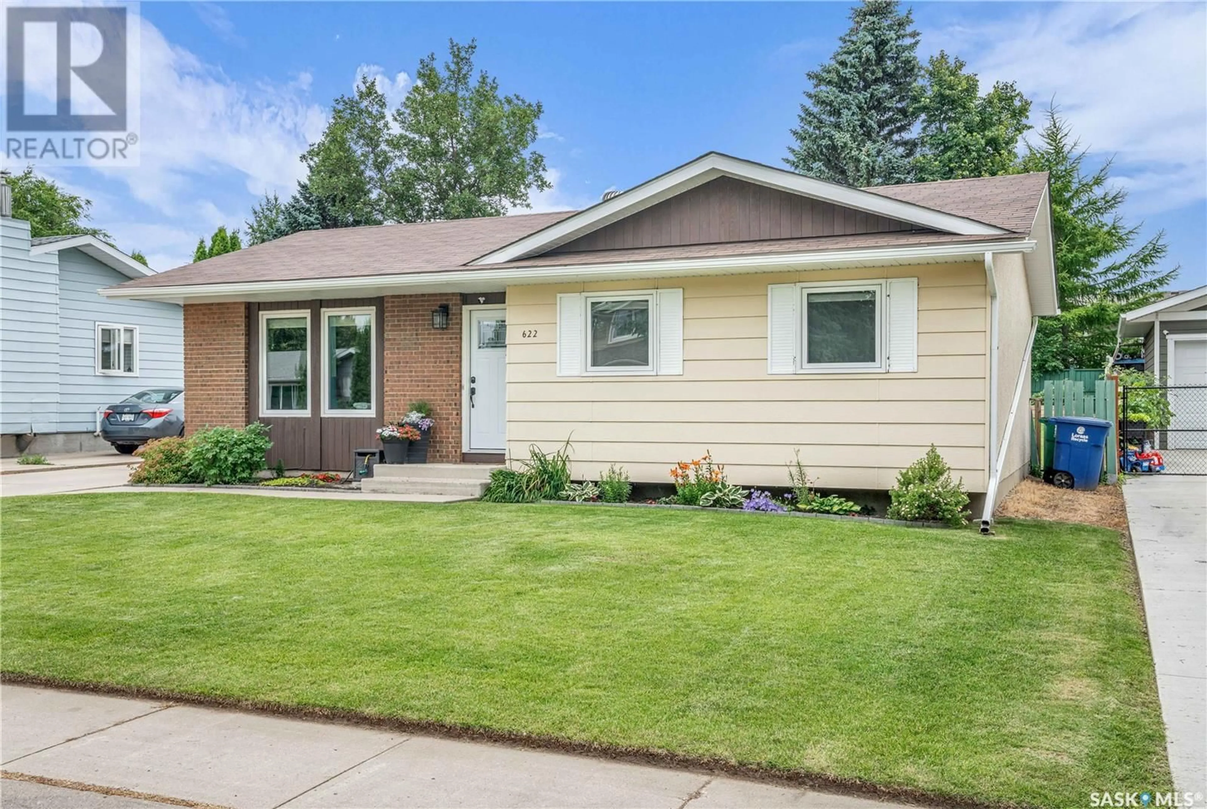Home with vinyl exterior material, street for 622 HIGHLANDS CRESCENT, Saskatoon Saskatchewan S7H4Y4