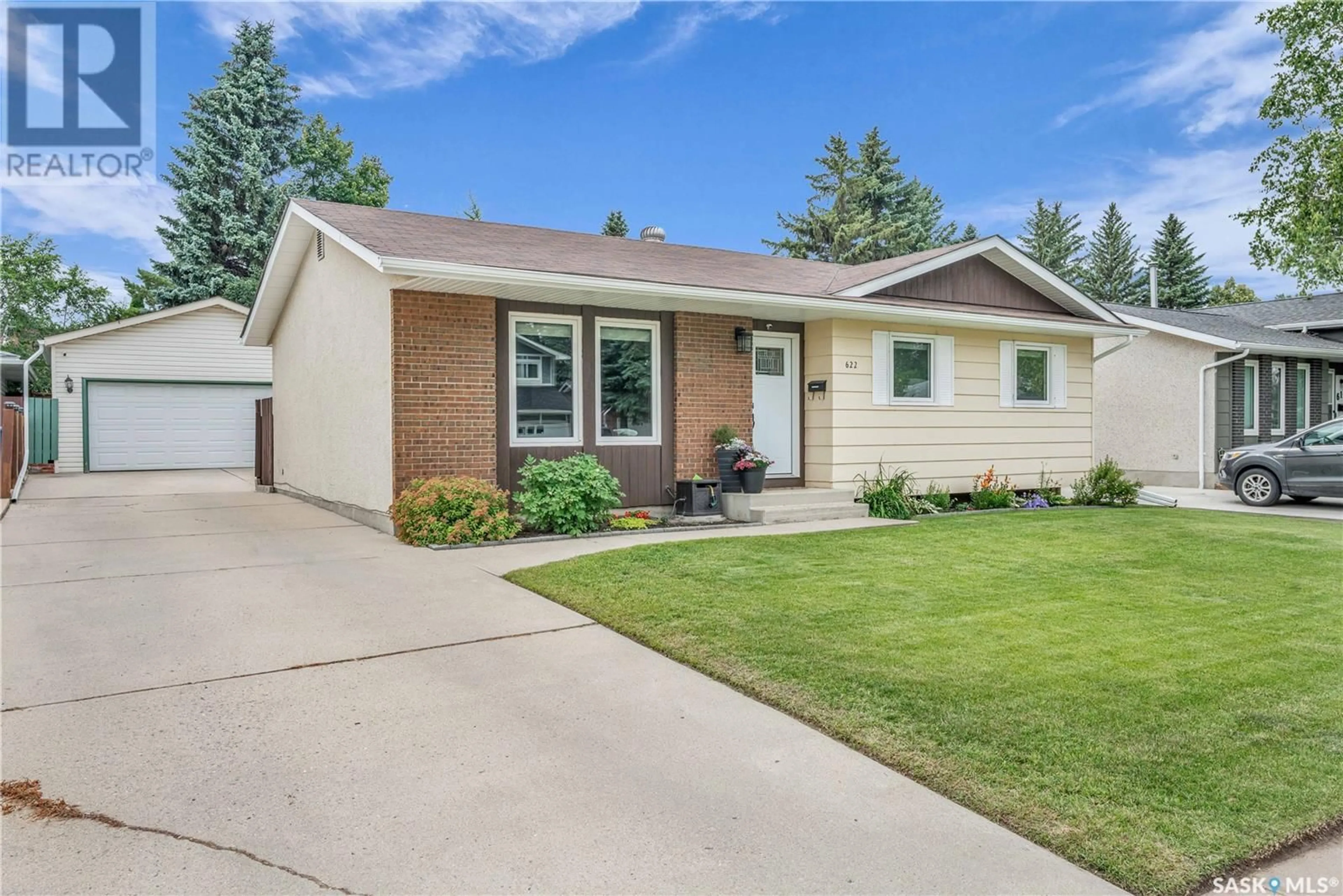 Home with vinyl exterior material, street for 622 HIGHLANDS CRESCENT, Saskatoon Saskatchewan S7H4Y4