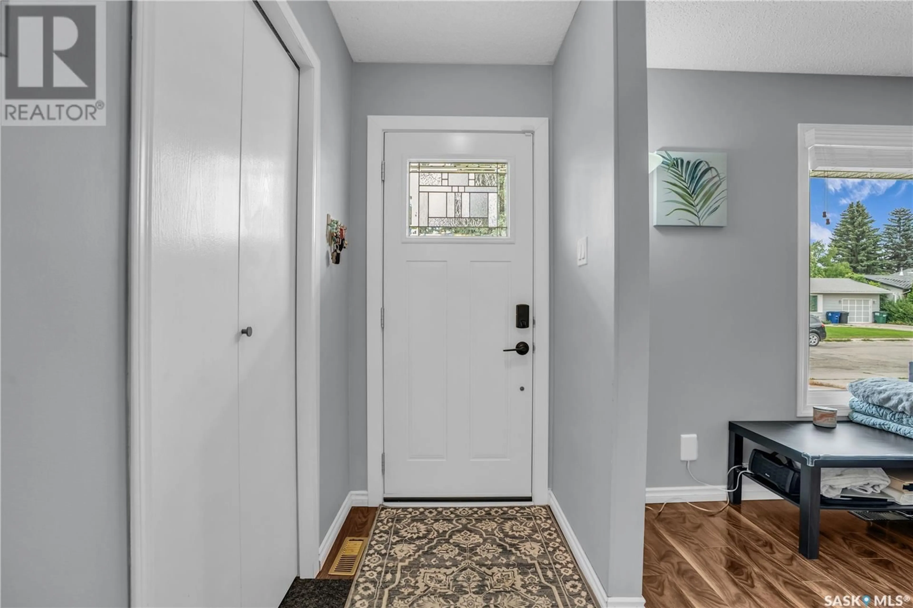 Indoor entryway for 622 HIGHLANDS CRESCENT, Saskatoon Saskatchewan S7H4Y4