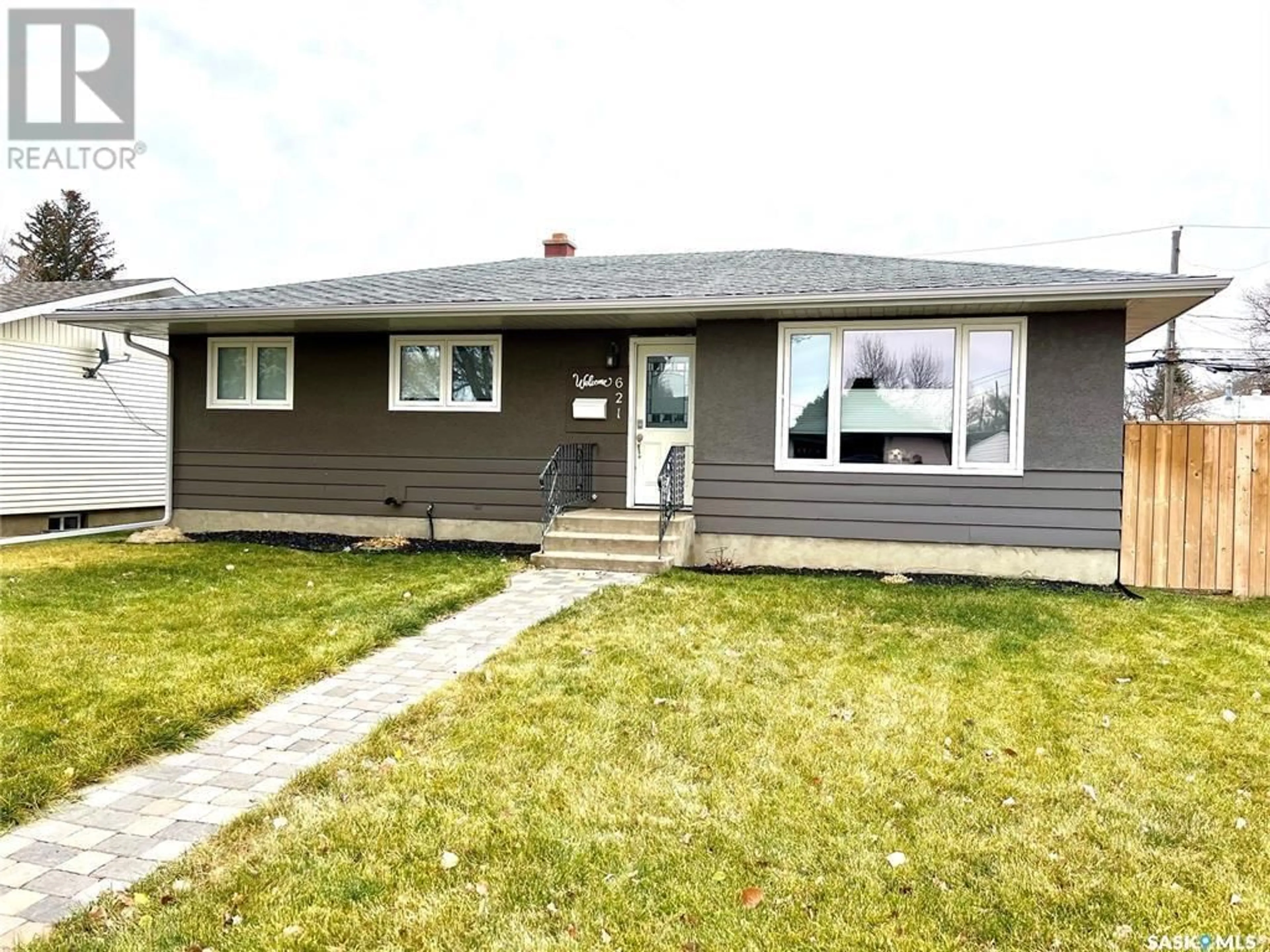 Home with vinyl exterior material, street for 621 CENTRAL AVENUE, Swift Current Saskatchewan S9H3G7