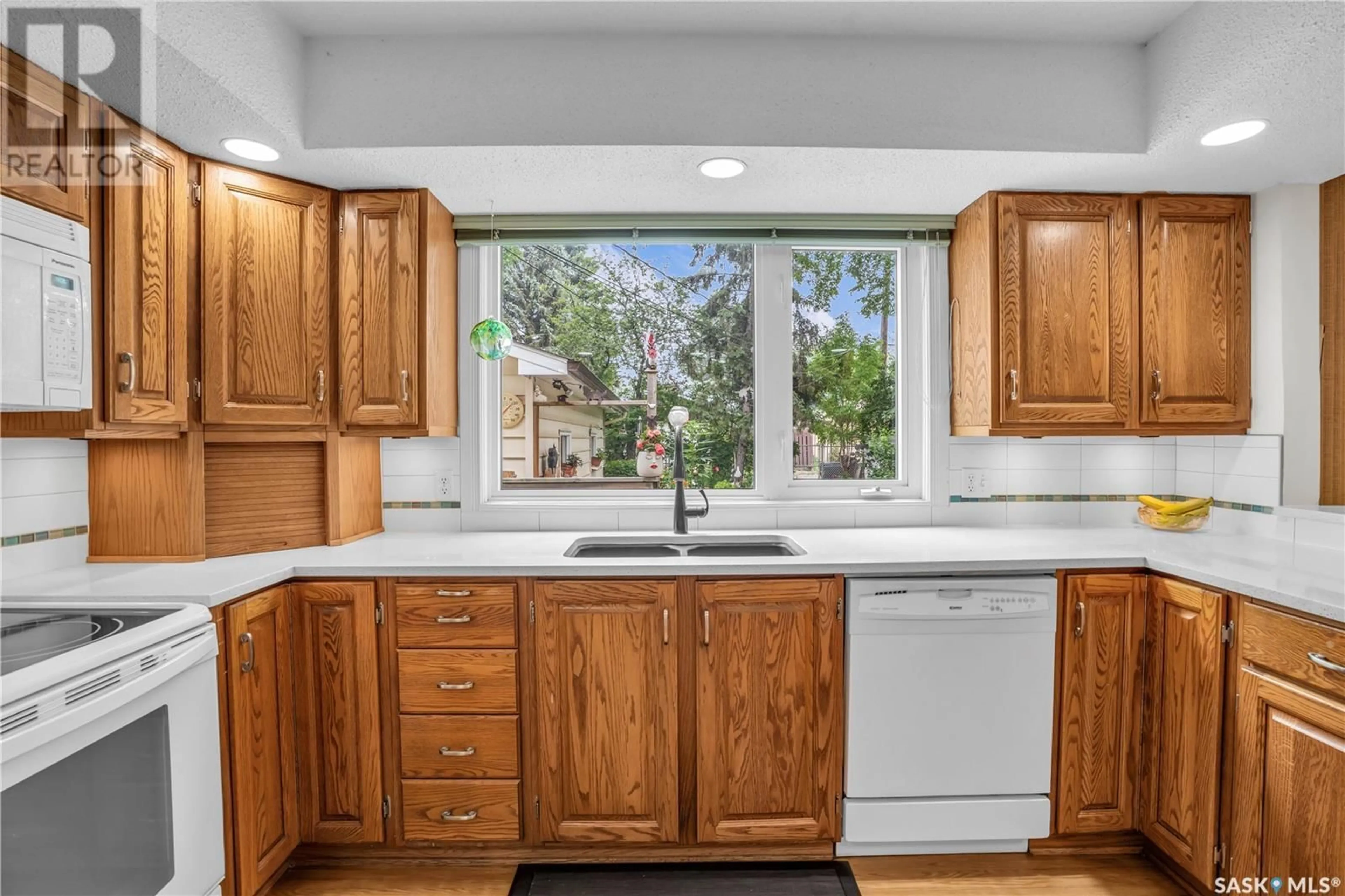 Standard kitchen, ceramic/tile floor for 415 QUANCE AVENUE, Saskatoon Saskatchewan S7H3B5