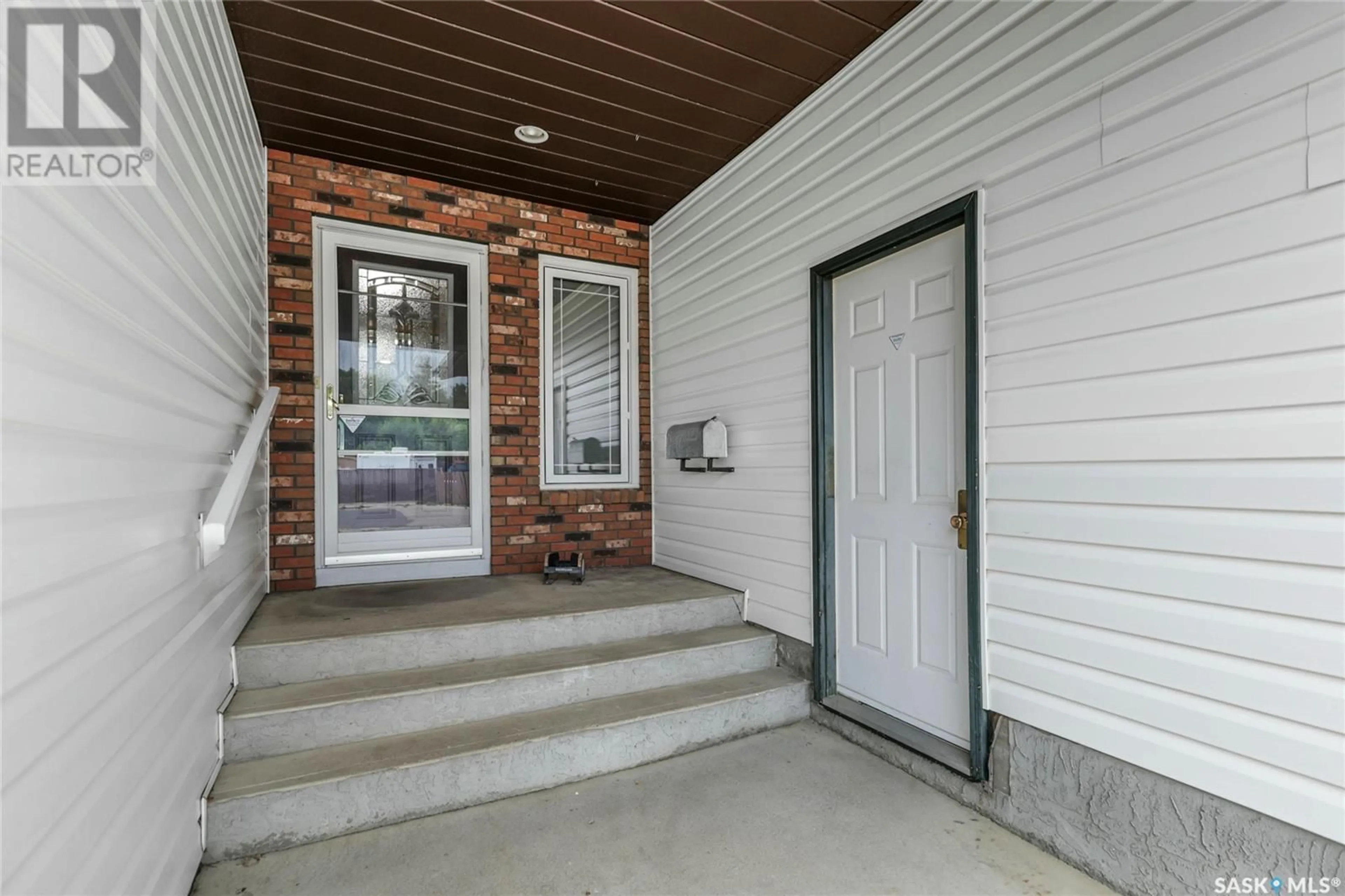 Indoor entryway for 1402 RADWAY STREET, Regina Saskatchewan S4X4A7