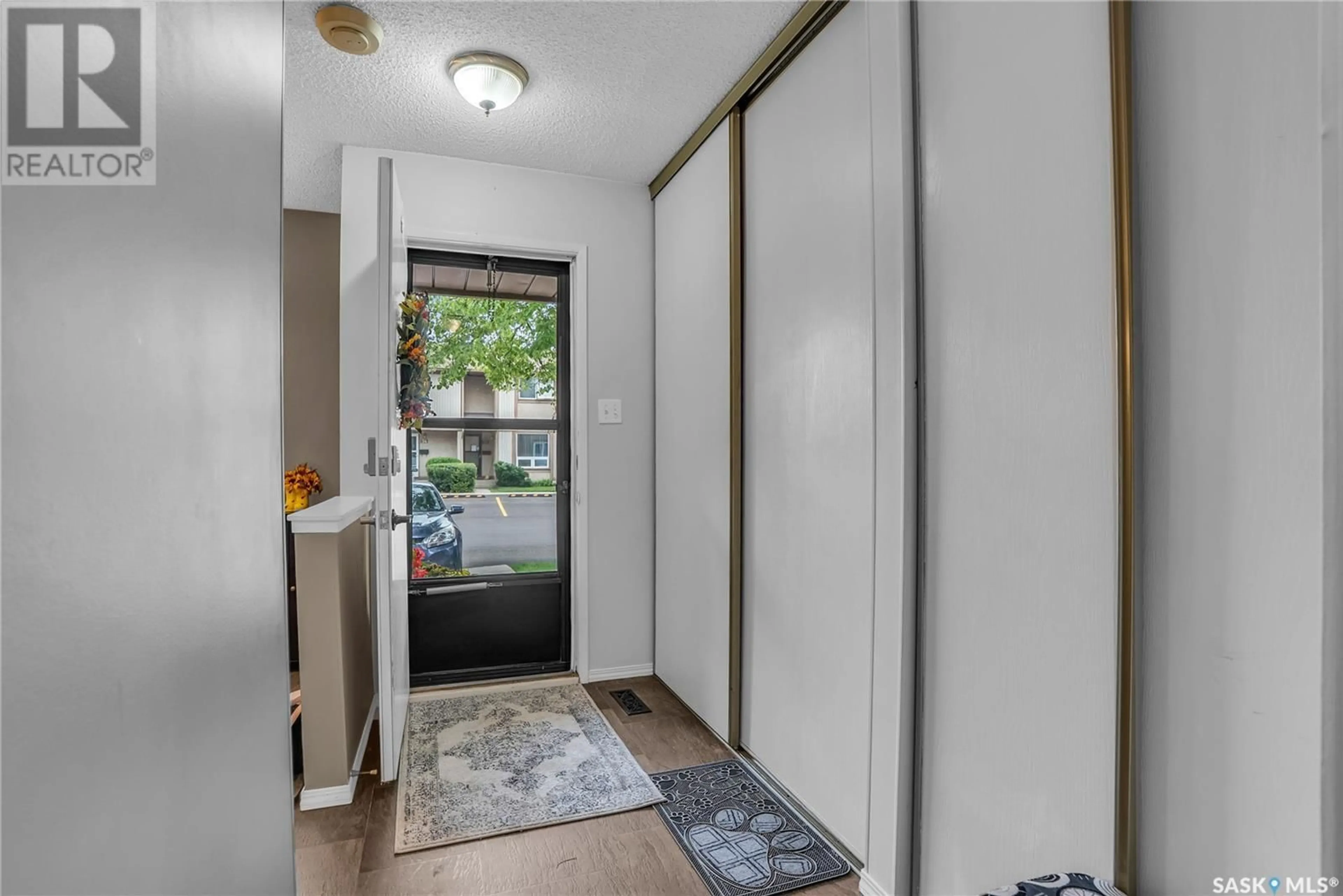 Indoor entryway for 1128 - 46 MCKERCHER DRIVE, Saskatoon Saskatchewan S7H4Y7