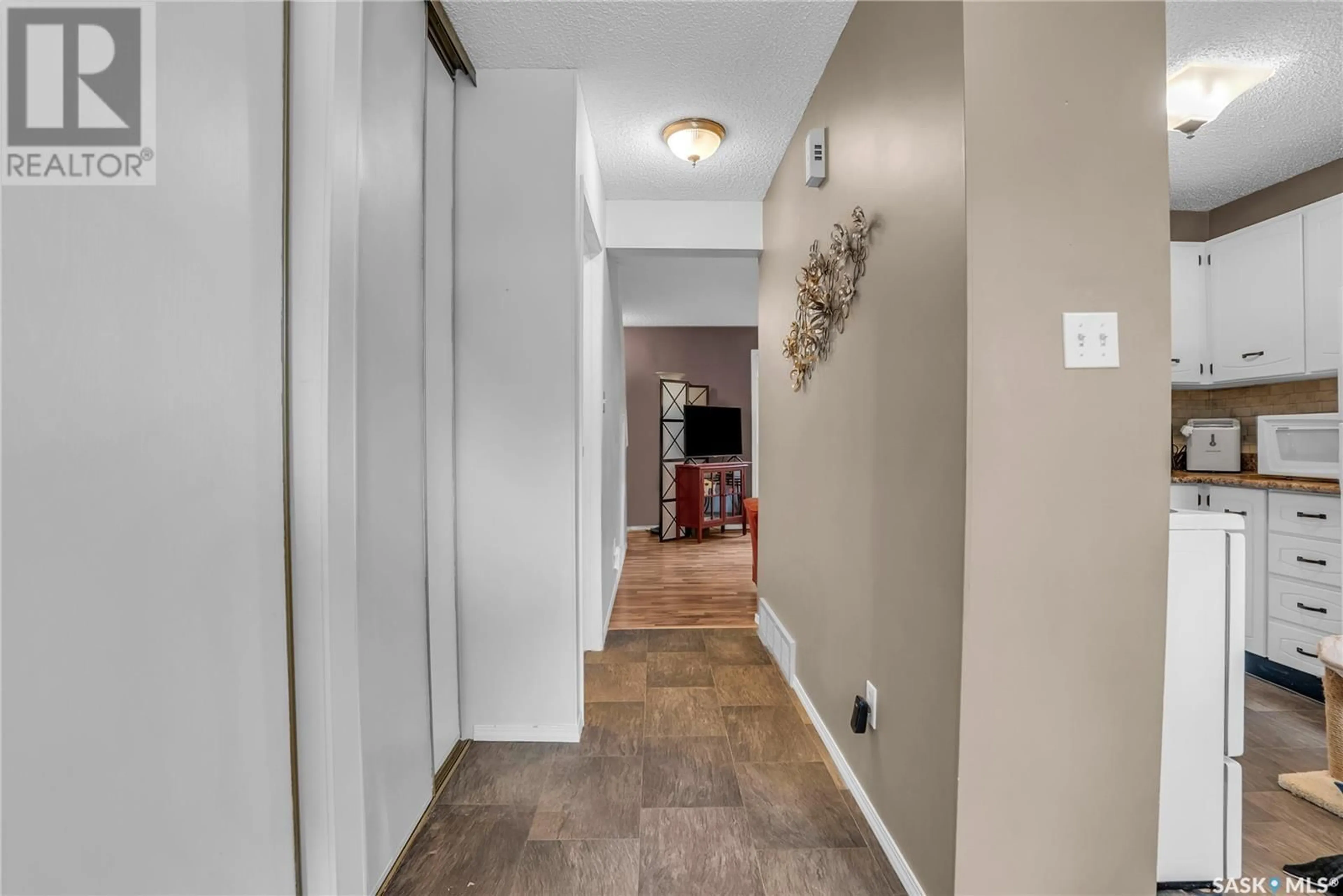 Indoor entryway for 1128 - 46 MCKERCHER DRIVE, Saskatoon Saskatchewan S7H4Y7