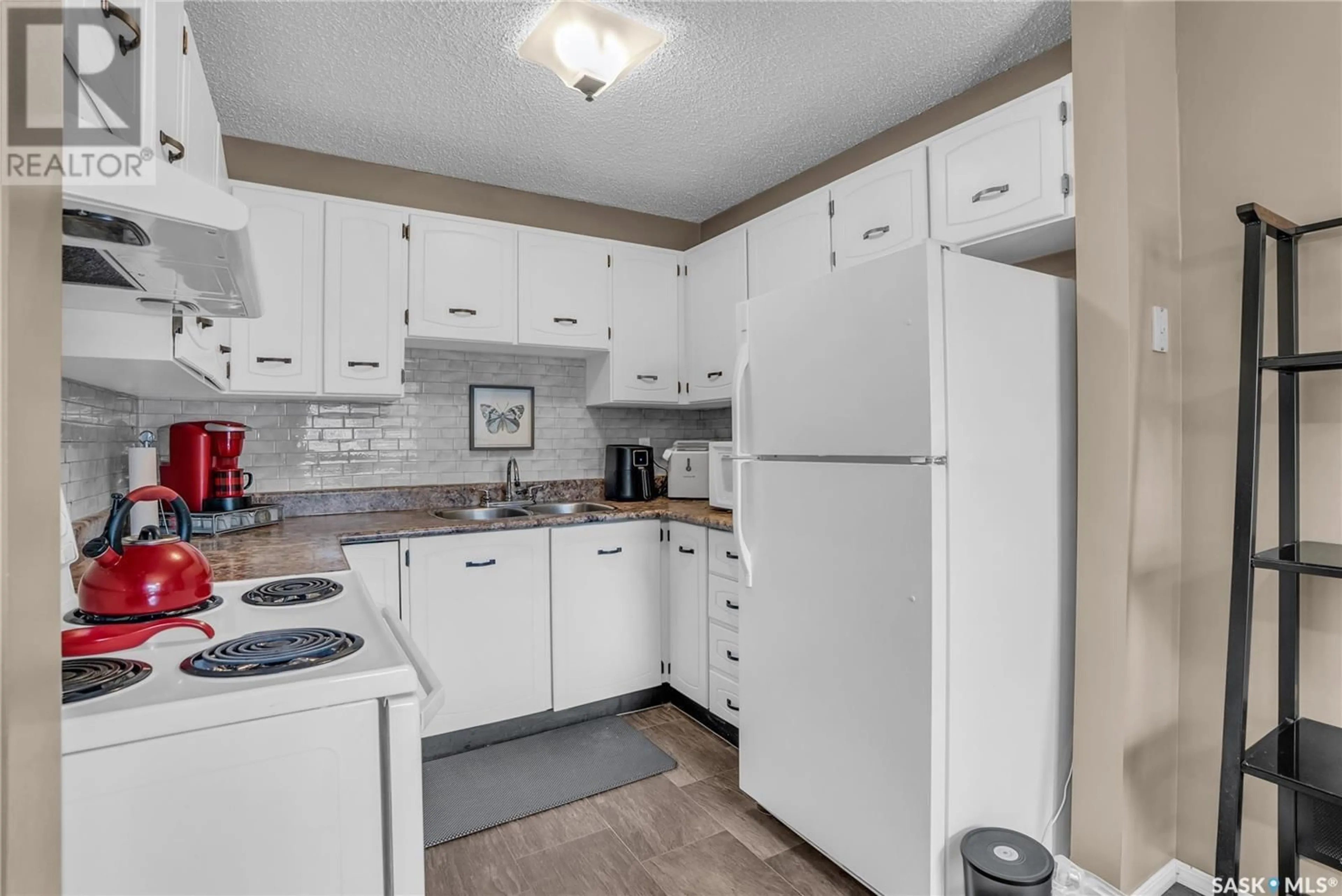 Standard kitchen, unknown for 1128 - 46 MCKERCHER DRIVE, Saskatoon Saskatchewan S7H4Y7