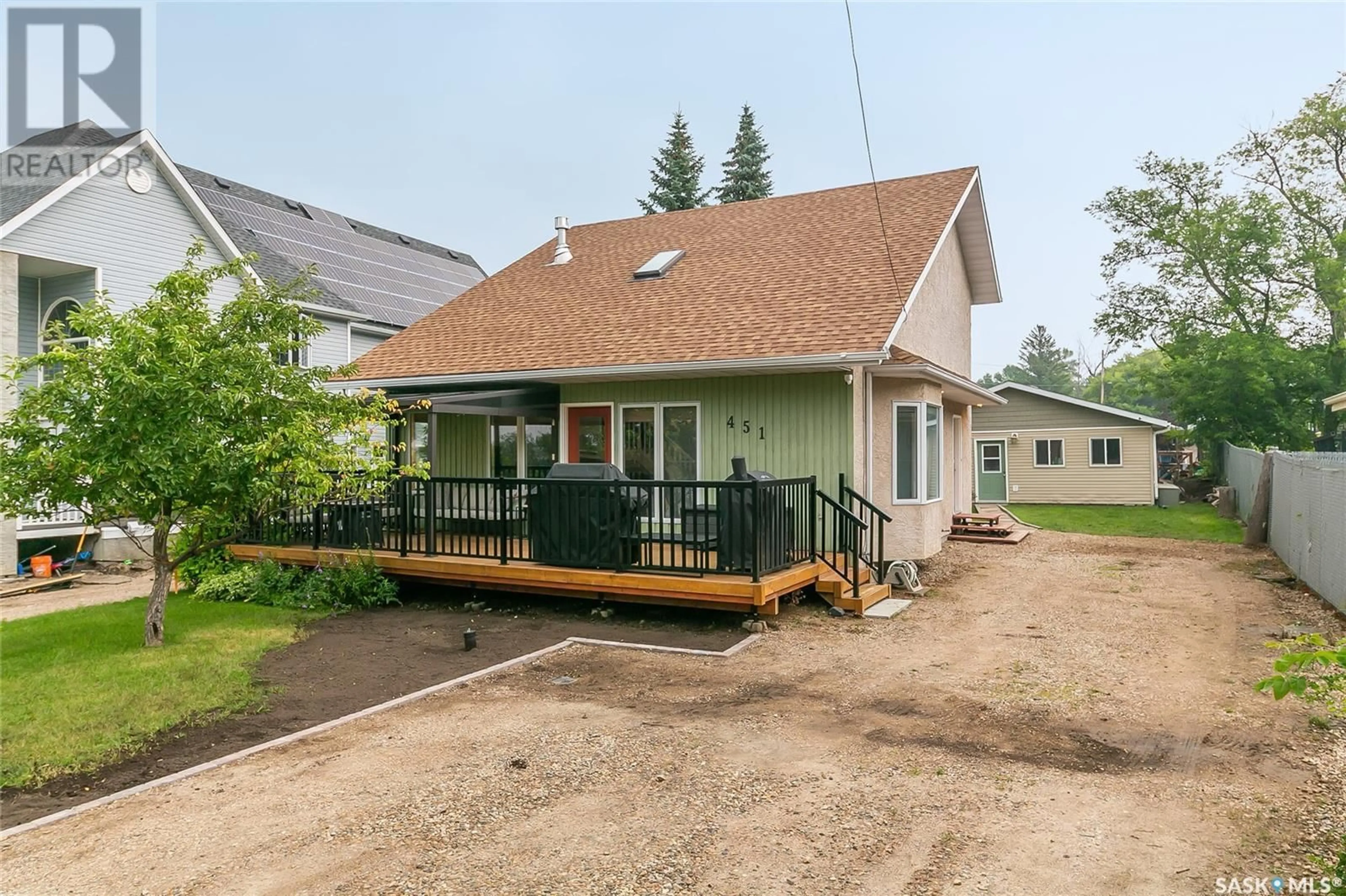 Patio, street for 451 9TH STREET, Regina Beach Saskatchewan S0G4C0