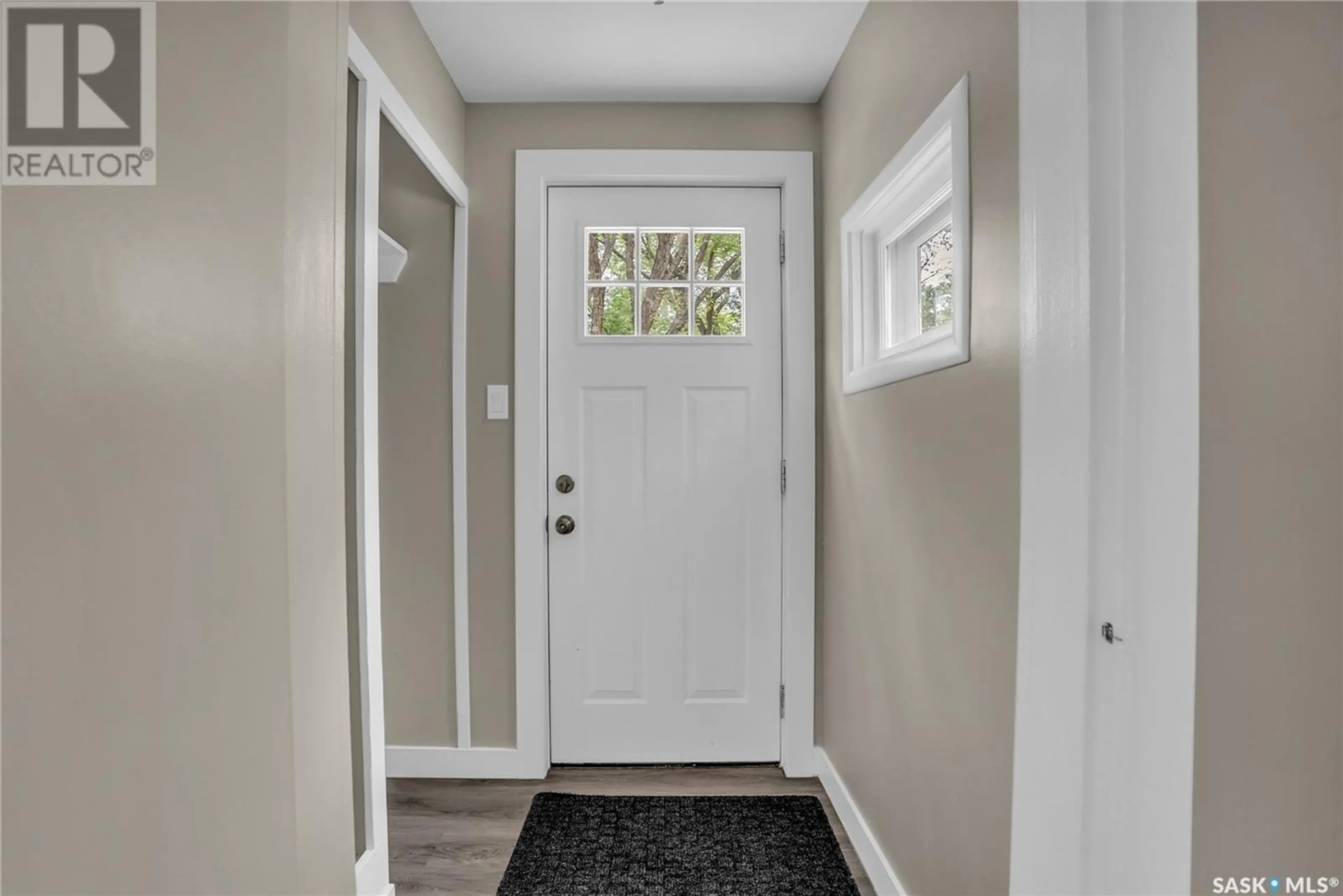 Indoor entryway for 1305 D AVENUE, Saskatoon Saskatchewan S7L1P2