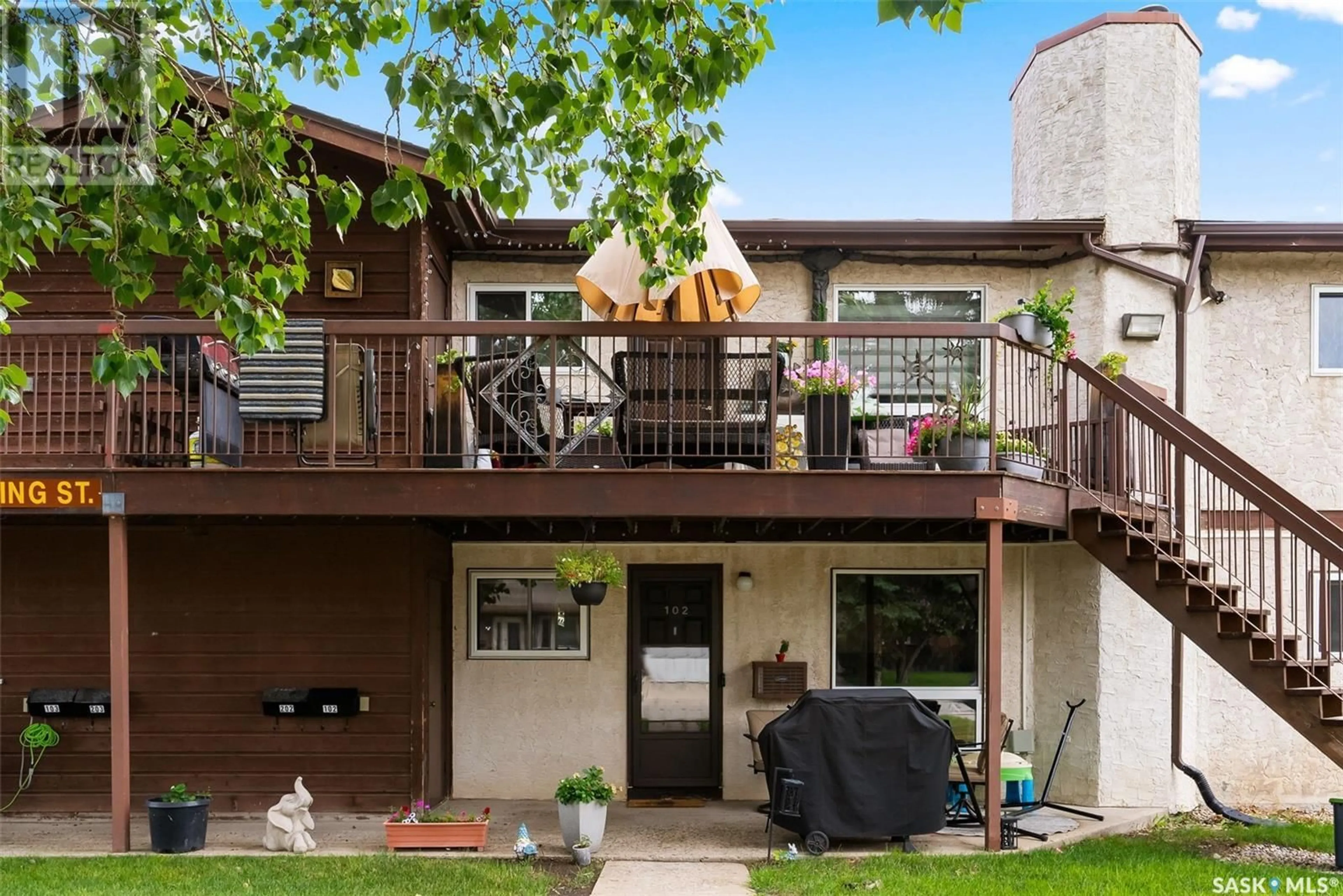 Patio, street for 102 - 2911 HARDING STREET, Regina Saskatchewan S4V1B9