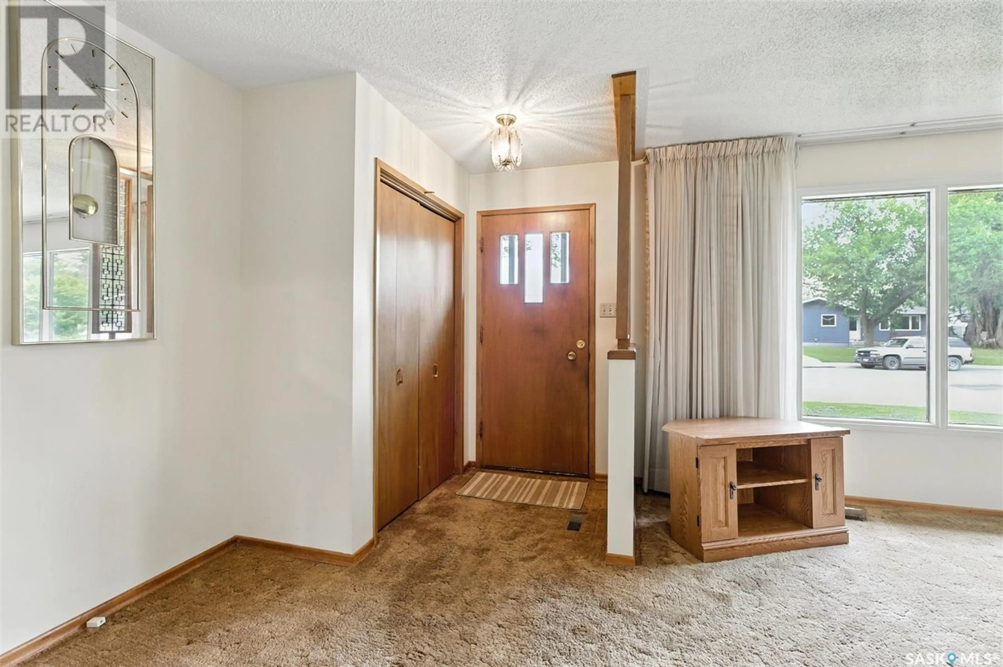 Indoor entryway for 2370 EASTHILL, Saskatoon Saskatchewan S7J3E5