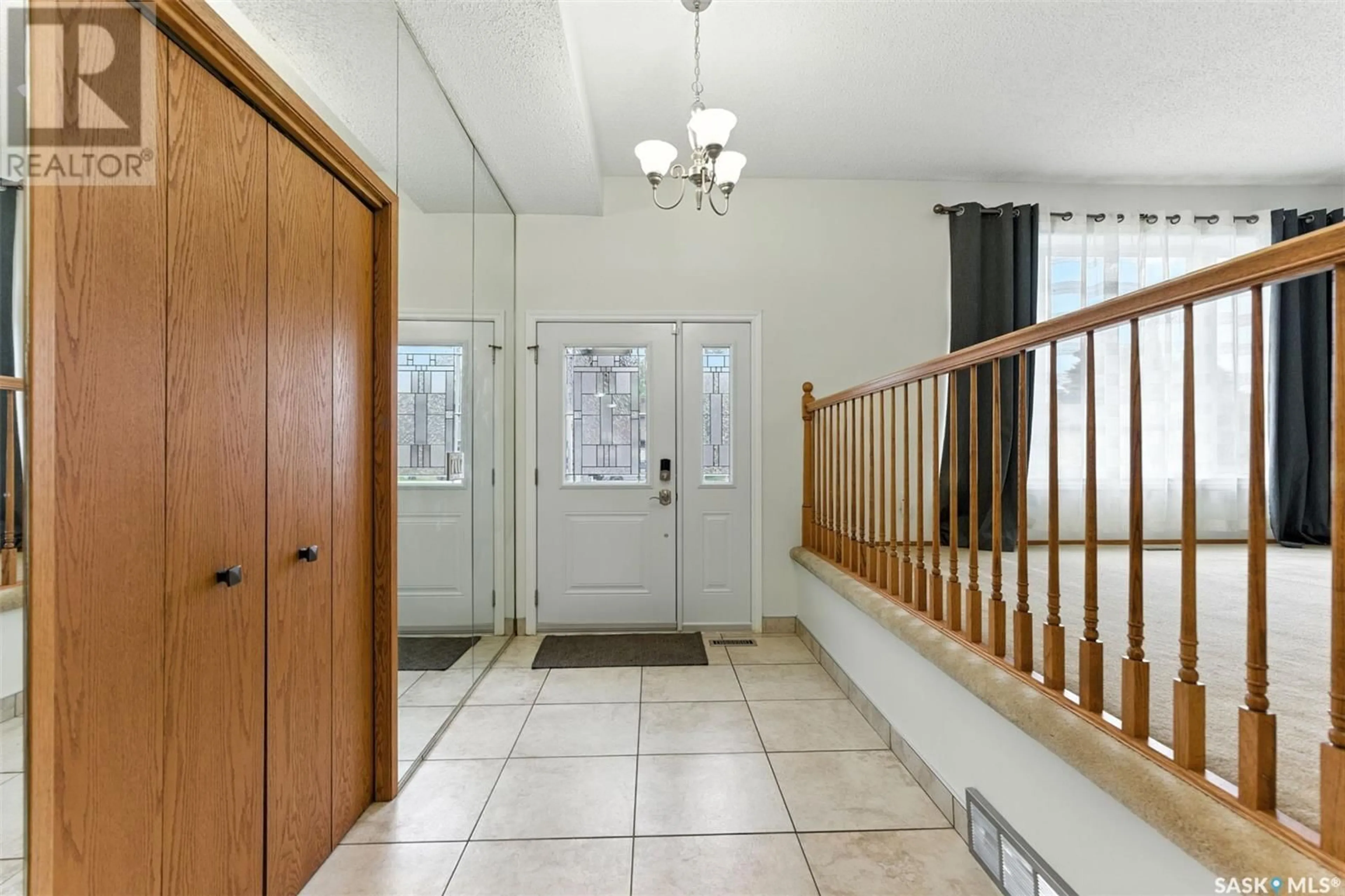 Indoor foyer for 646 DELARONDE PLACE, Saskatoon Saskatchewan S7J4A1