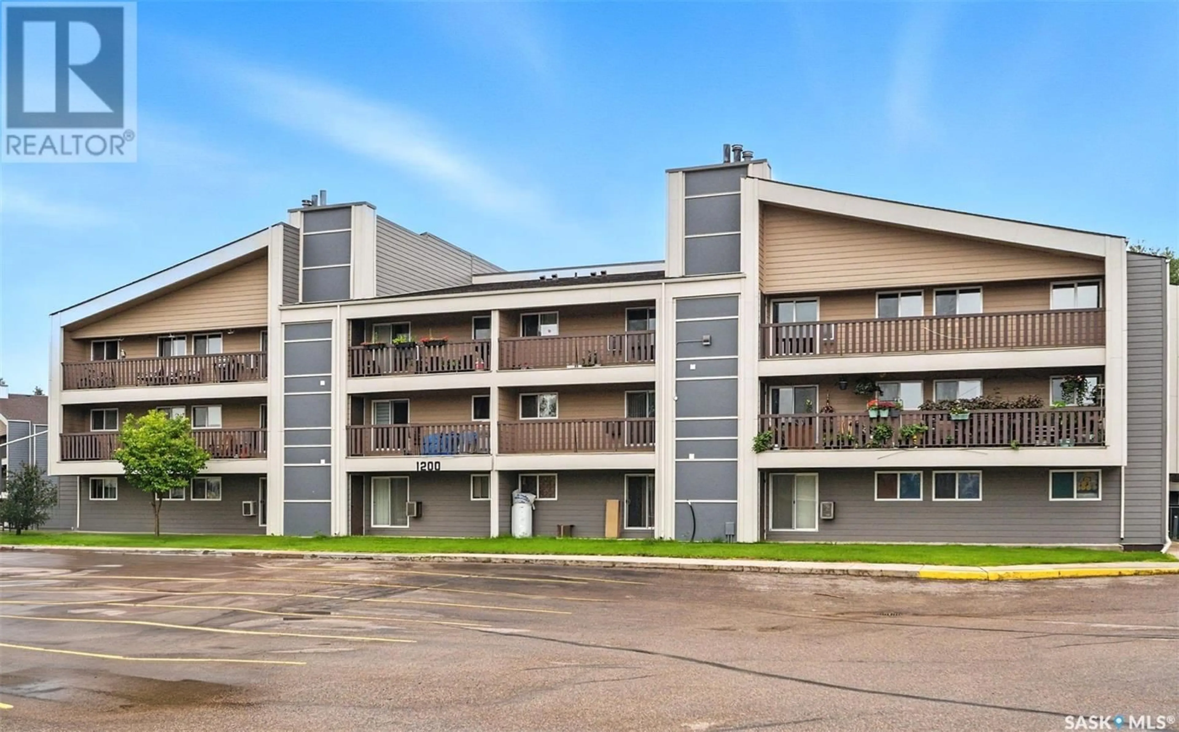 Patio, building for E - 1237 425 115TH STREET, Saskatoon Saskatchewan S7N2E5