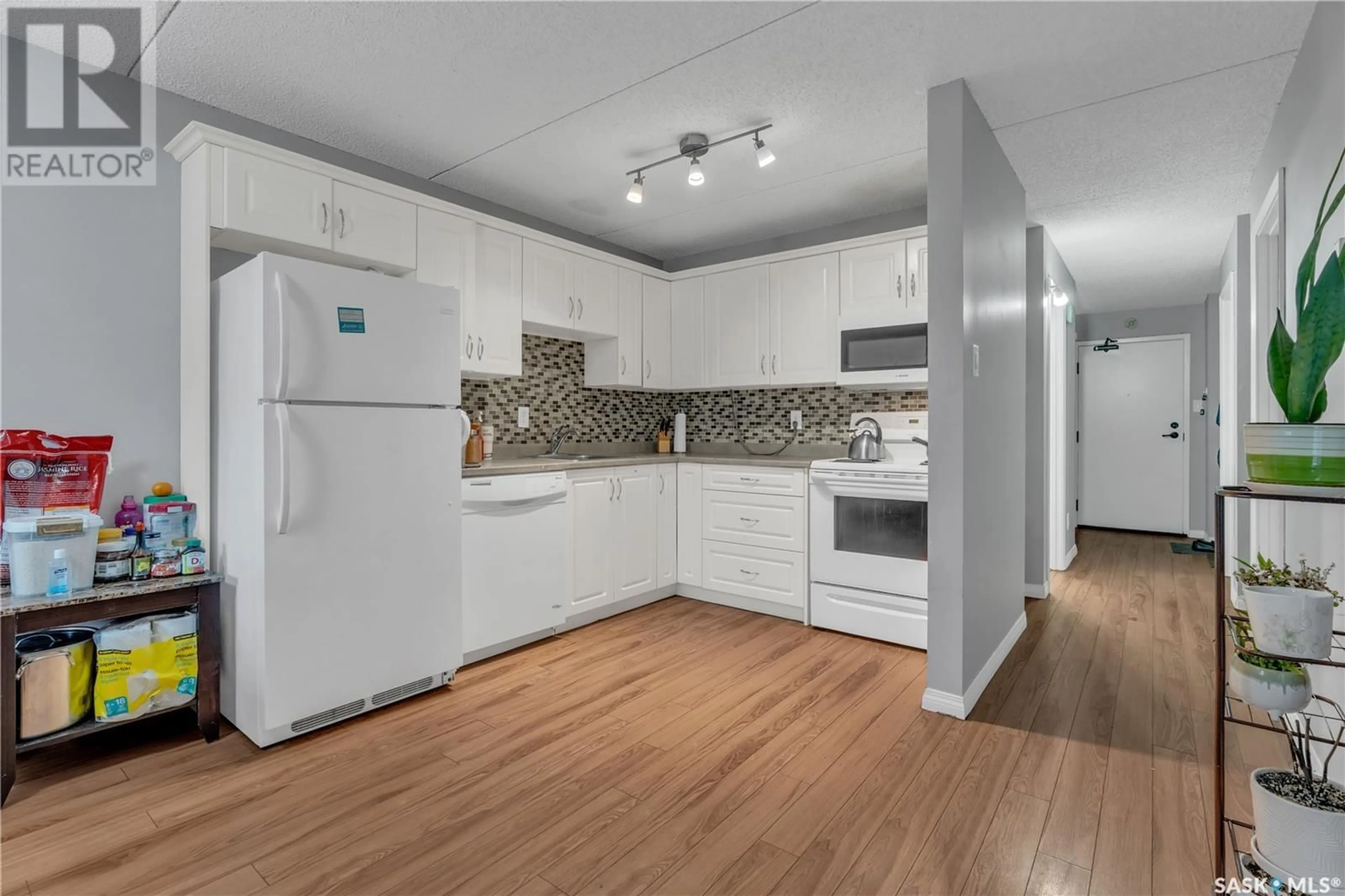 Standard kitchen, unknown for 101 - 2125 OSLER STREET, Regina Saskatchewan S4P4G9