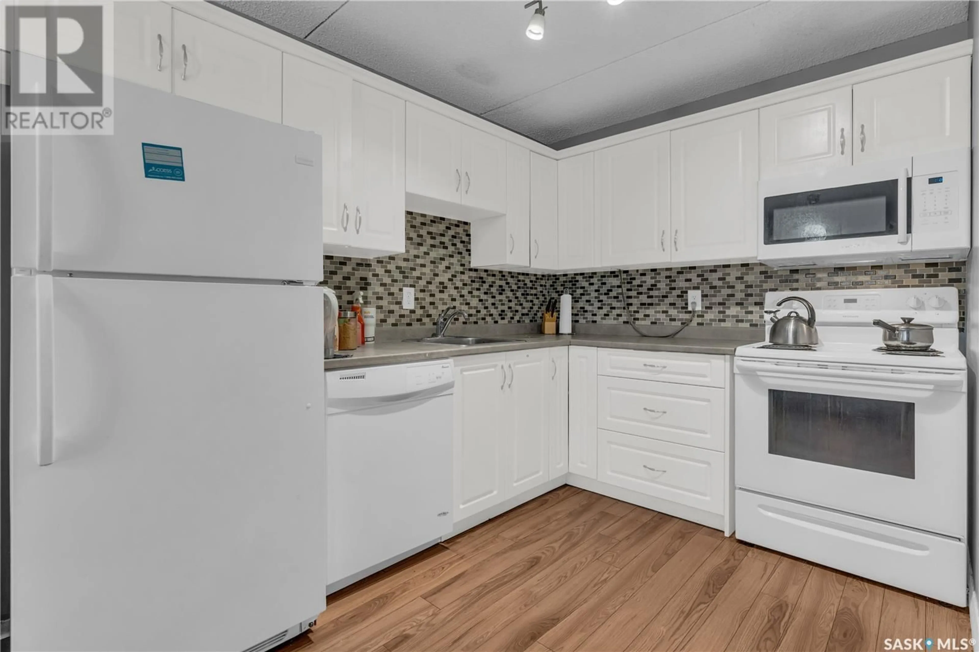 Standard kitchen, unknown for 101 - 2125 OSLER STREET, Regina Saskatchewan S4P4G9