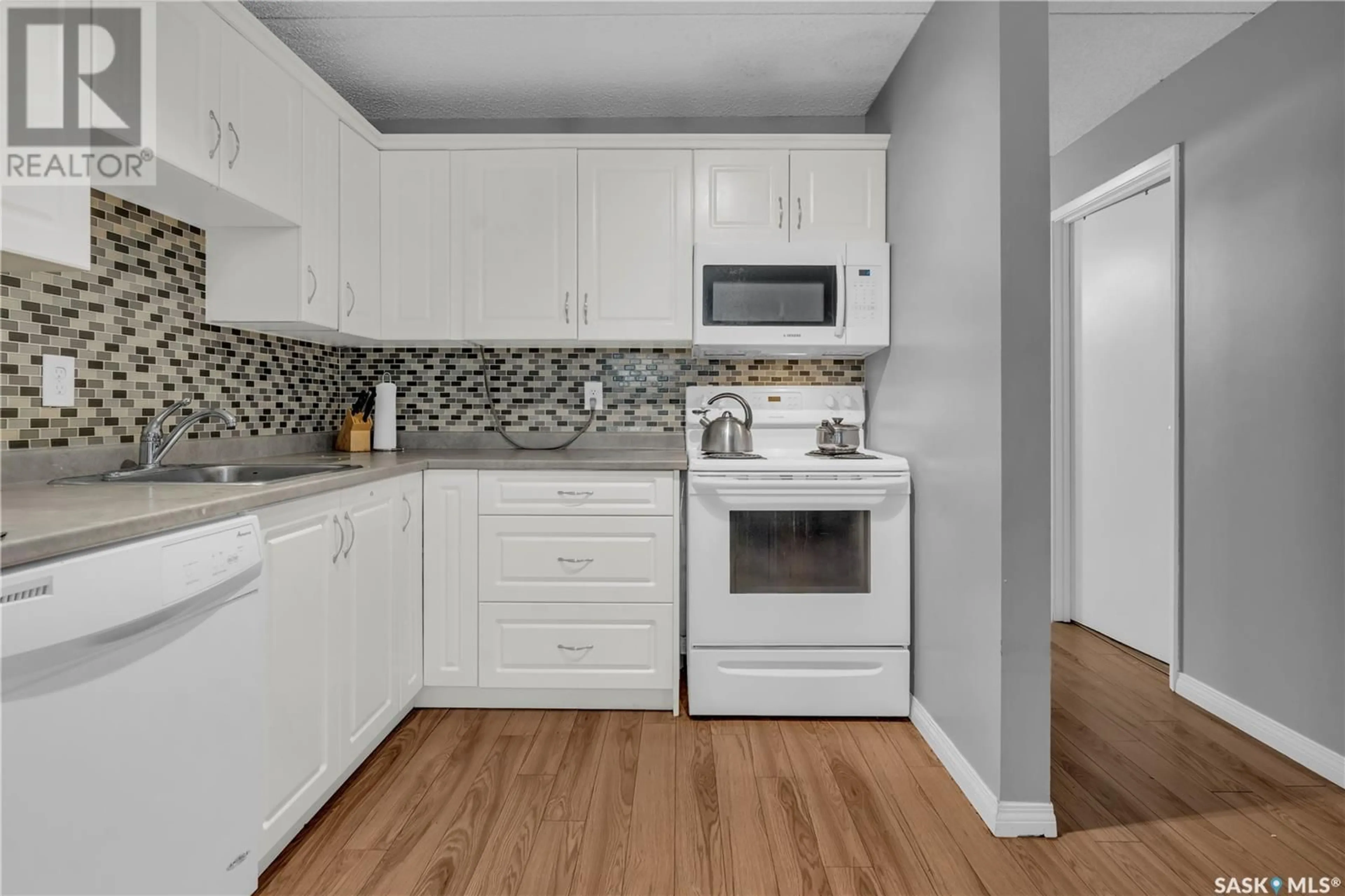 Standard kitchen, unknown for 101 - 2125 OSLER STREET, Regina Saskatchewan S4P4G9
