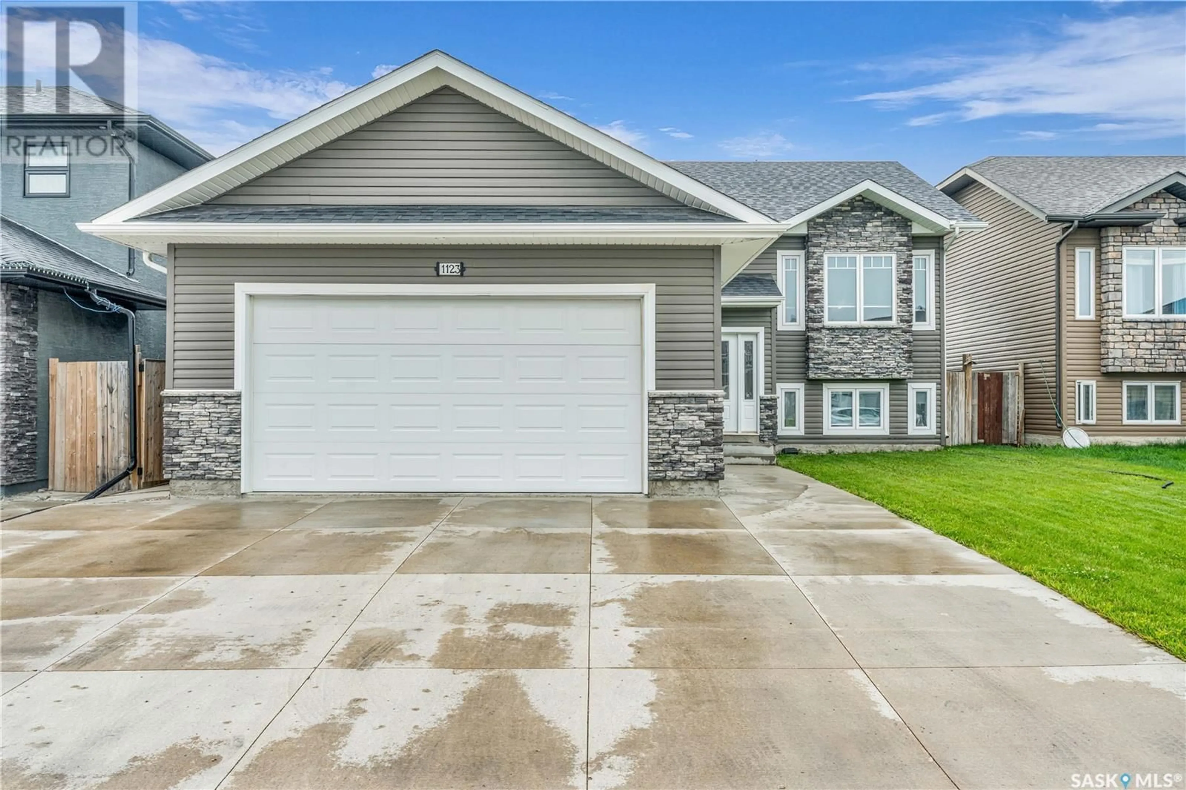 Home with vinyl exterior material, street for 1123 HARGREAVES WAY, Saskatoon Saskatchewan S7L0A1