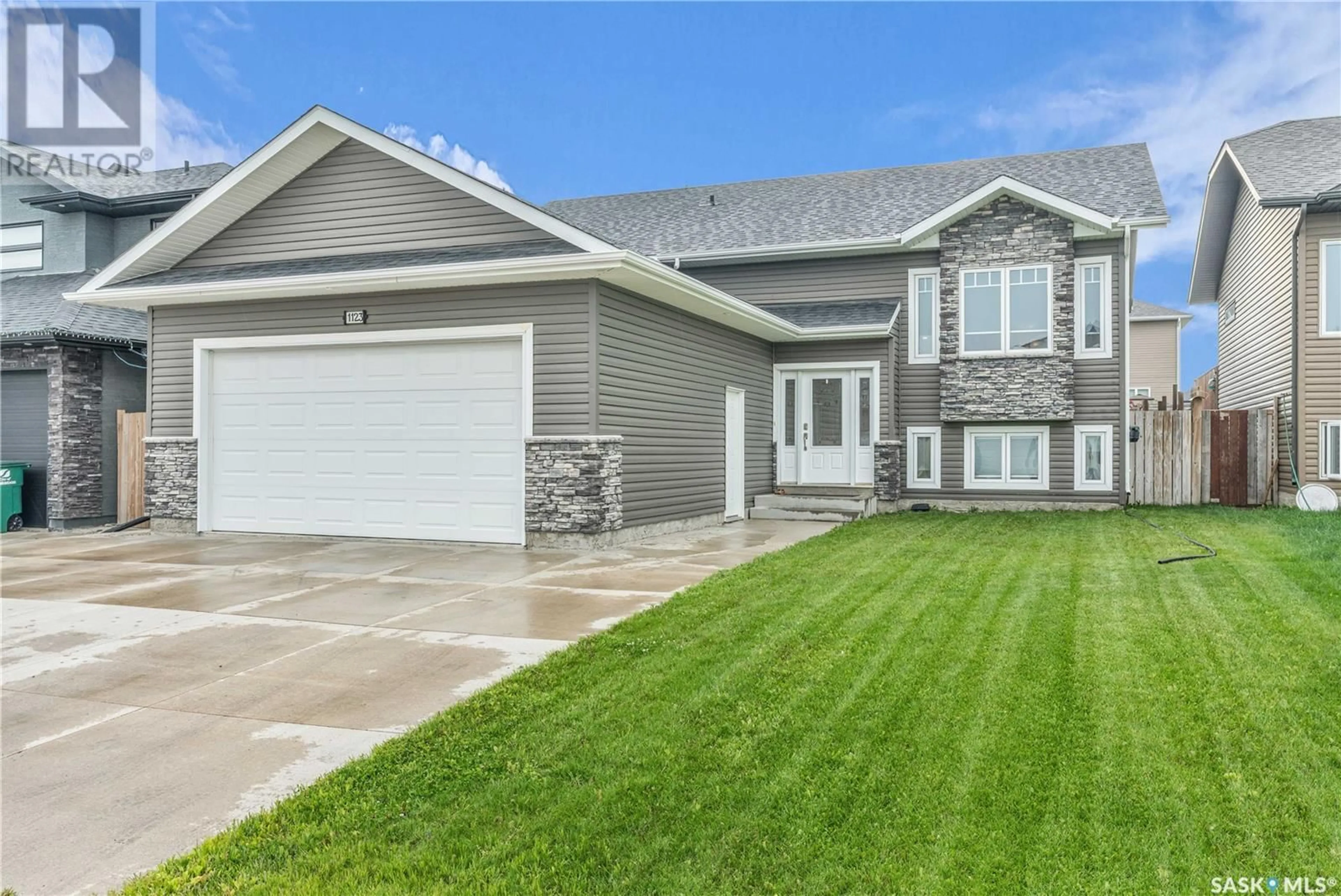 Home with vinyl exterior material, street for 1123 HARGREAVES WAY, Saskatoon Saskatchewan S7L0A1