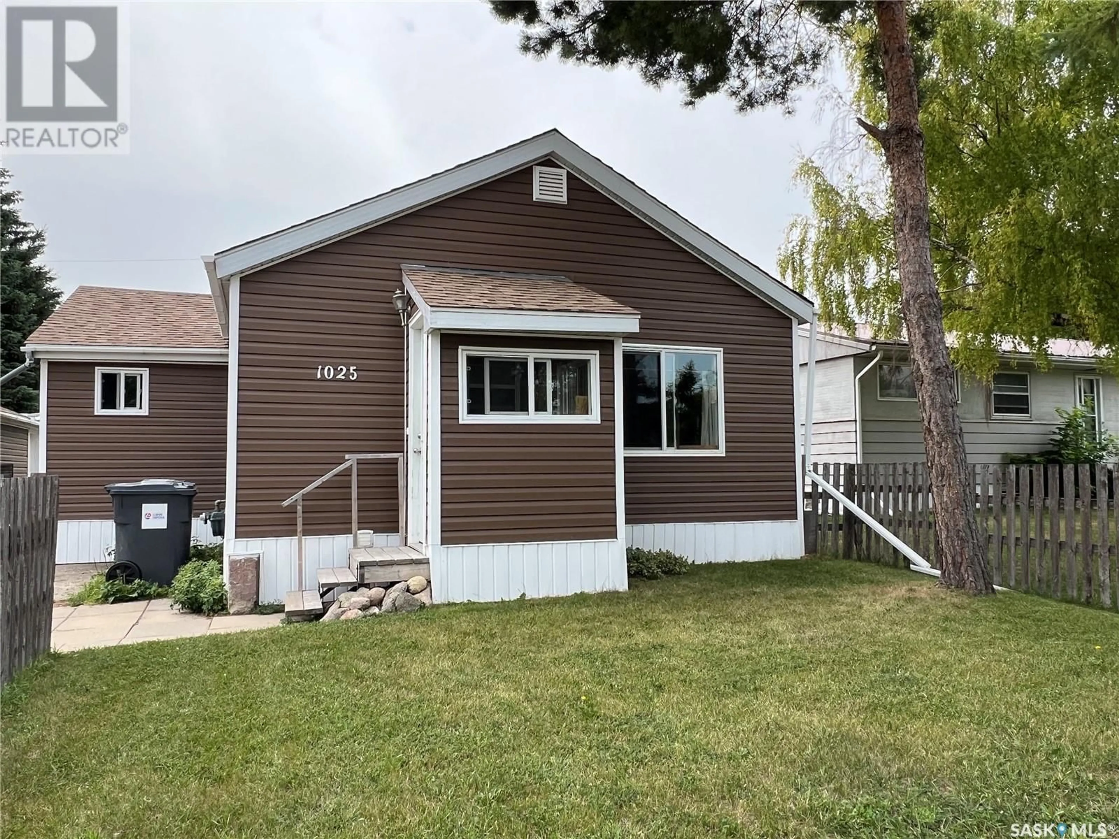 Home with vinyl exterior material, unknown for 1025 VETERANS AVENUE, Esterhazy Saskatchewan S0A0X0