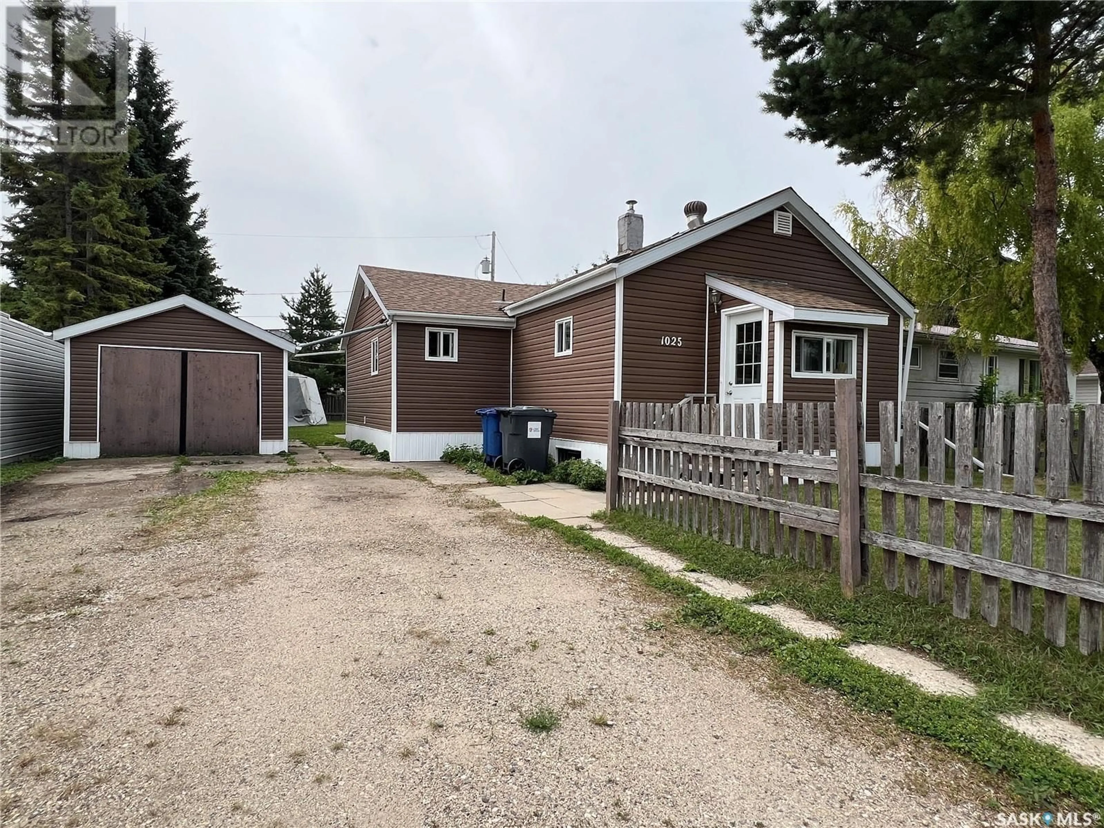 A pic from outside/outdoor area/front of a property/back of a property/a pic from drone, street for 1025 VETERANS AVENUE, Esterhazy Saskatchewan S0A0X0