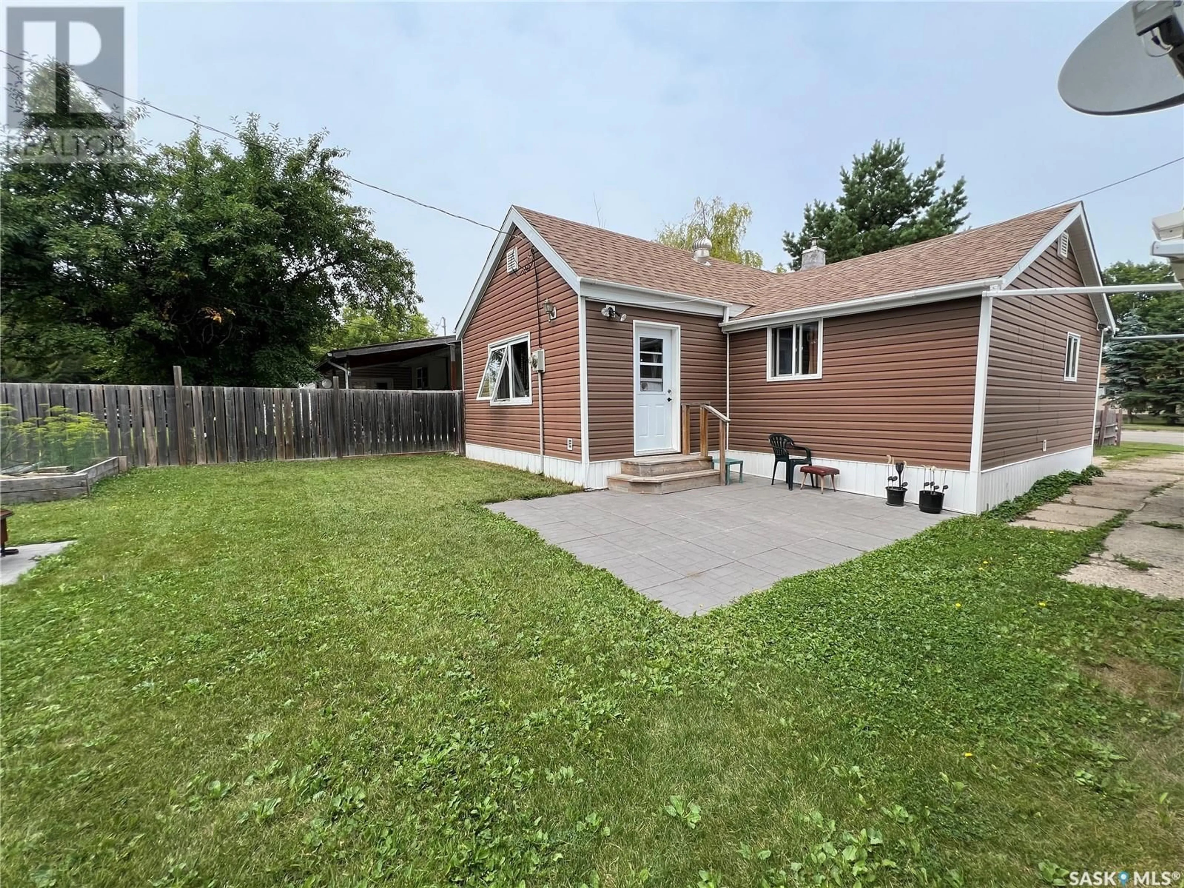 A pic from outside/outdoor area/front of a property/back of a property/a pic from drone, street for 1025 VETERANS AVENUE, Esterhazy Saskatchewan S0A0X0