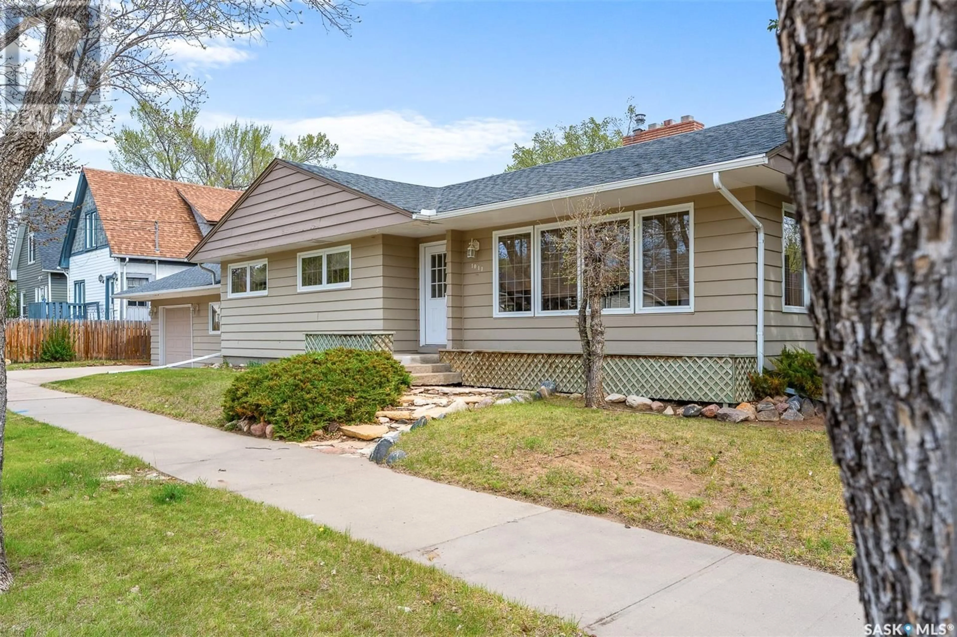 Home with vinyl exterior material, street for 1011 3RD AVENUE, Moose Jaw Saskatchewan S6H1E6
