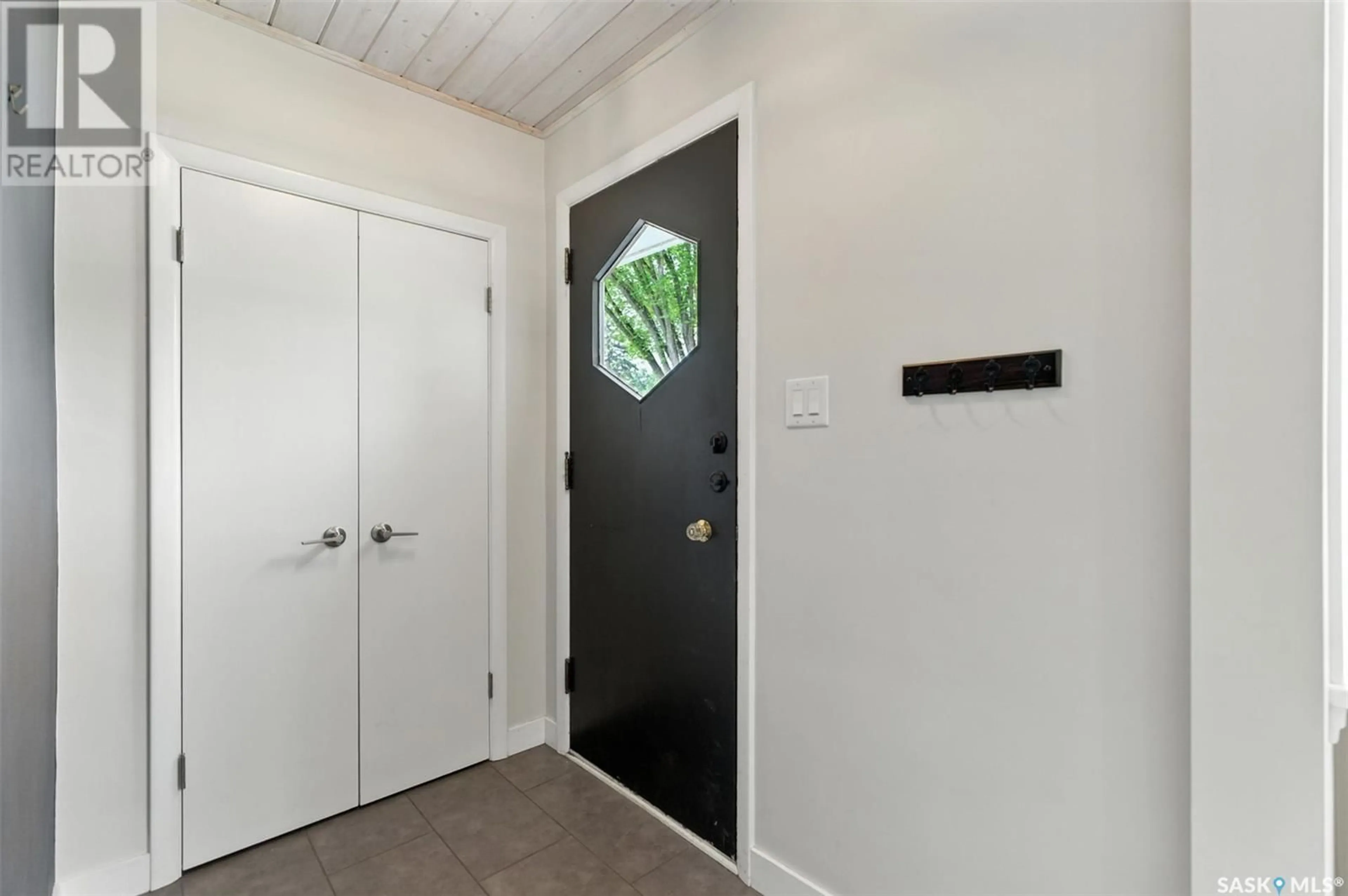 Indoor entryway for 411 CUMBERLAND AVENUE, Saskatoon Saskatchewan S7H2L3