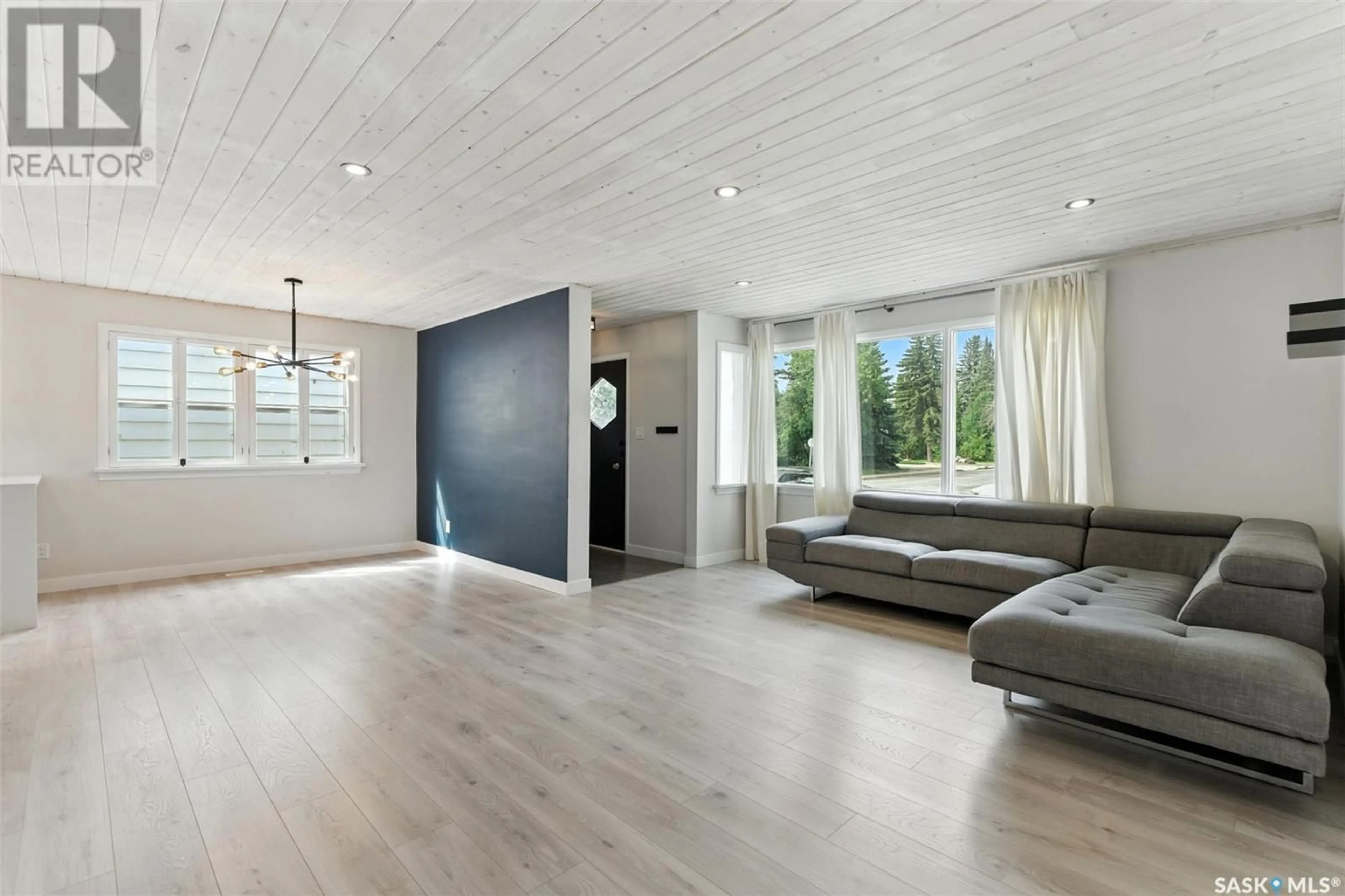 Living room with furniture, wood/laminate floor for 411 CUMBERLAND AVENUE, Saskatoon Saskatchewan S7H2L3