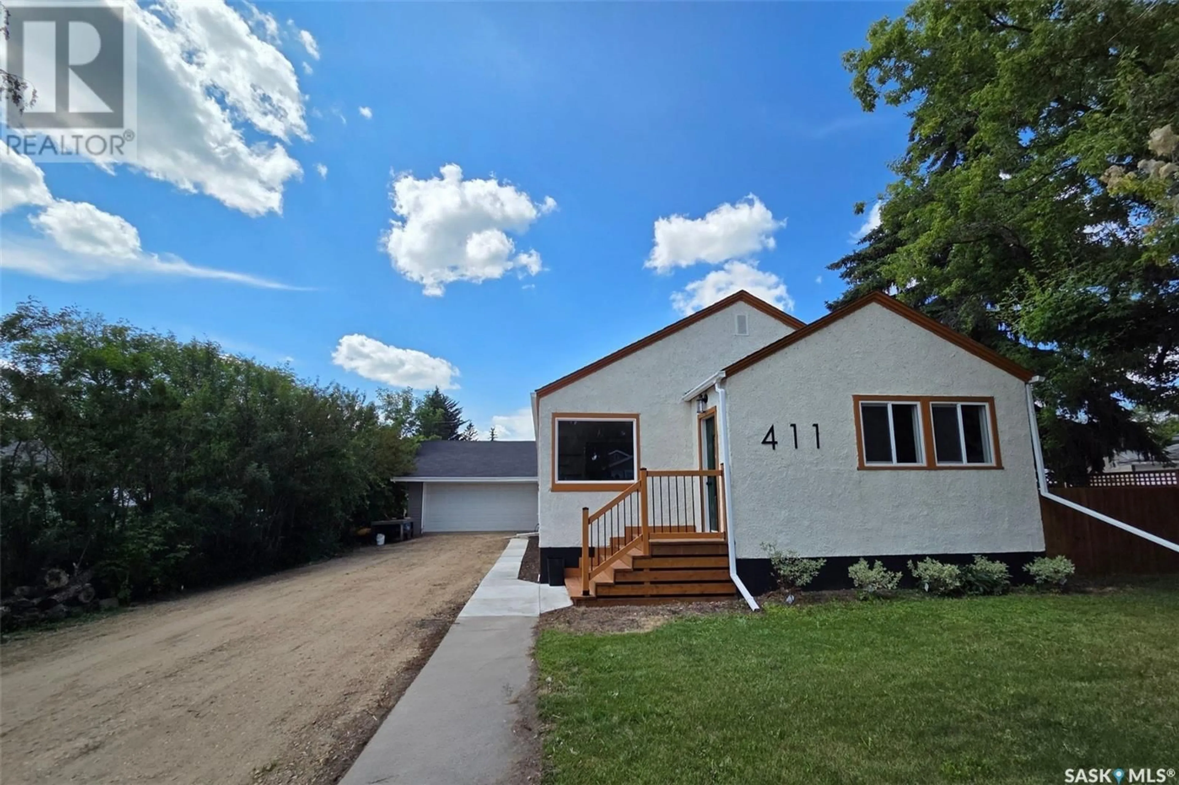 A pic from outside/outdoor area/front of a property/back of a property/a pic from drone, street for 411 MAIN STREET, Radisson Saskatchewan S0K3L0