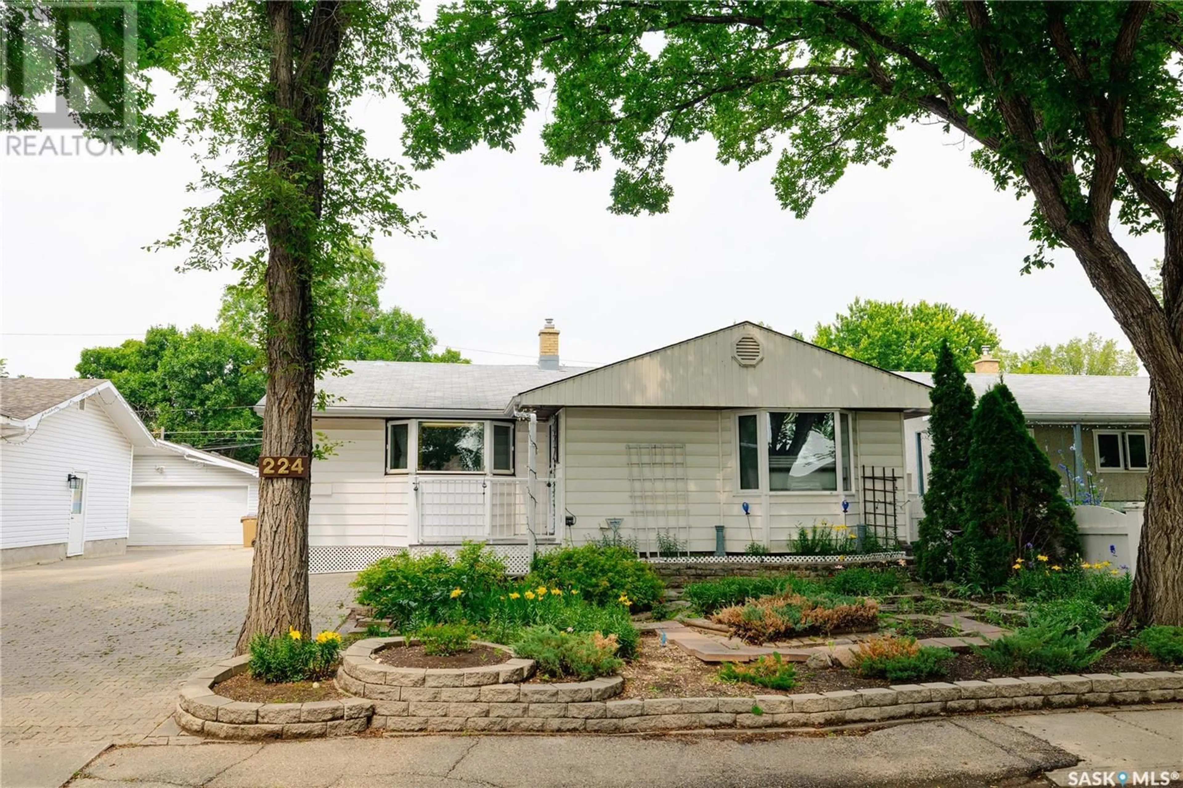 Home with vinyl exterior material, street for 224 LOGAN CRESCENT, Regina Saskatchewan S4S5P9