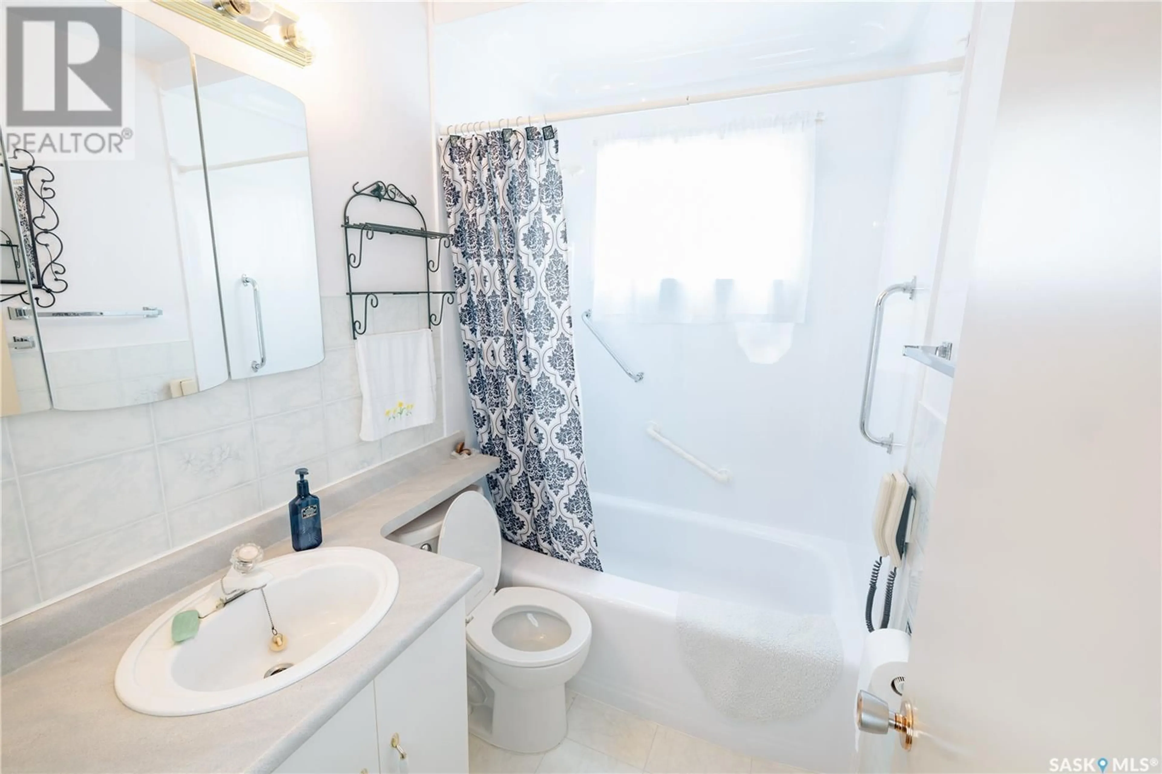 Standard bathroom, unknown for 224 LOGAN CRESCENT, Regina Saskatchewan S4S5P9
