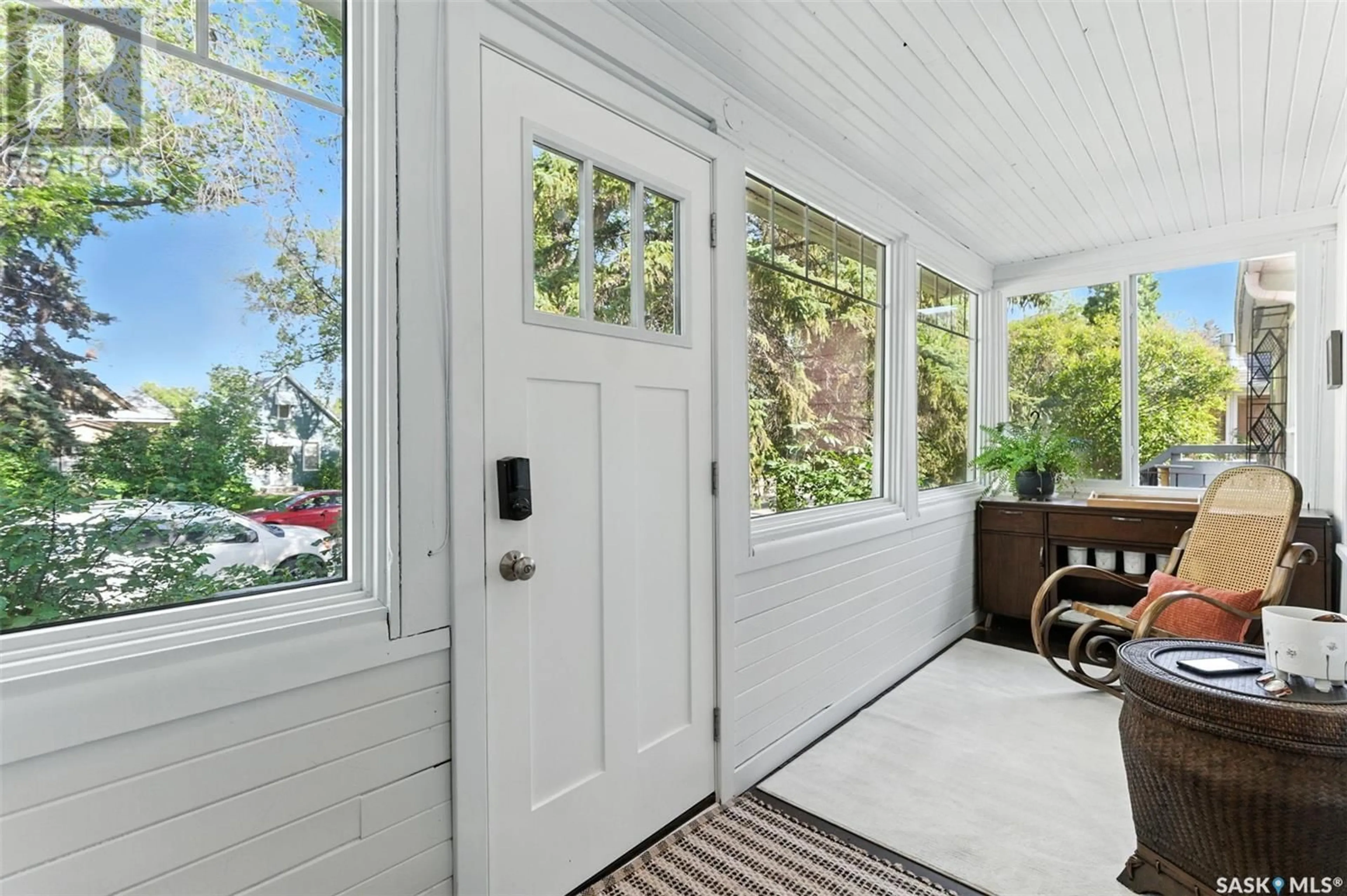 Indoor entryway for 923 I AVENUE, Saskatoon Saskatchewan S7M1Z5