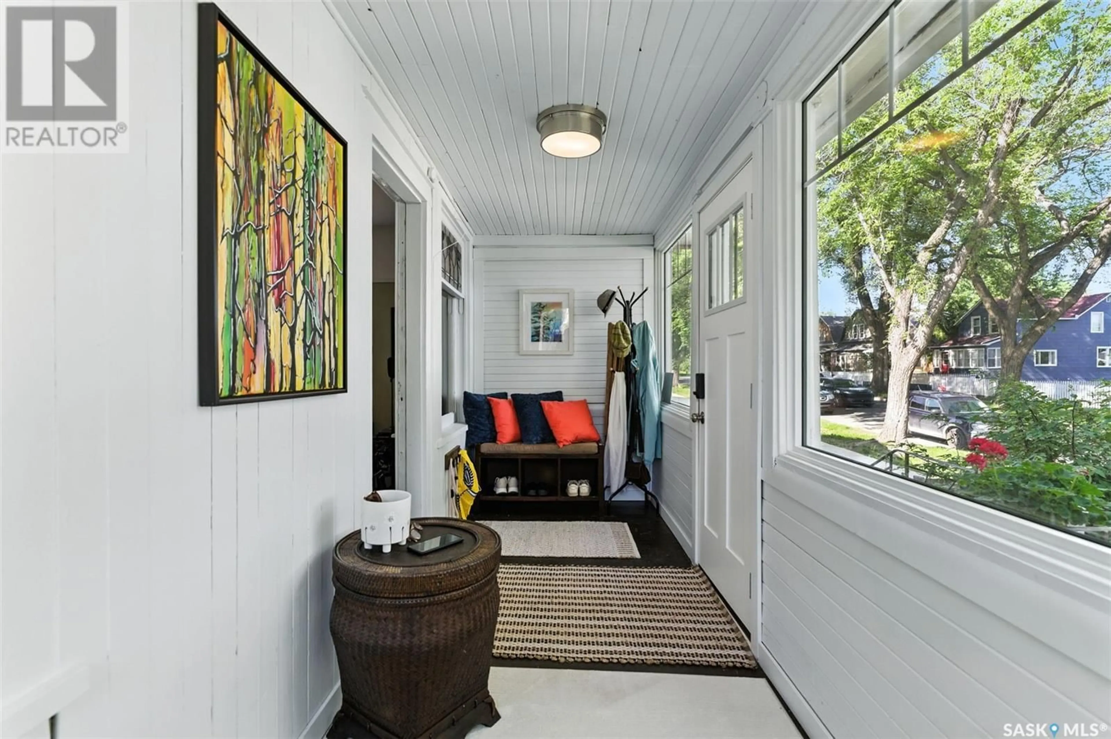 Indoor entryway for 923 I AVENUE, Saskatoon Saskatchewan S7M1Z5