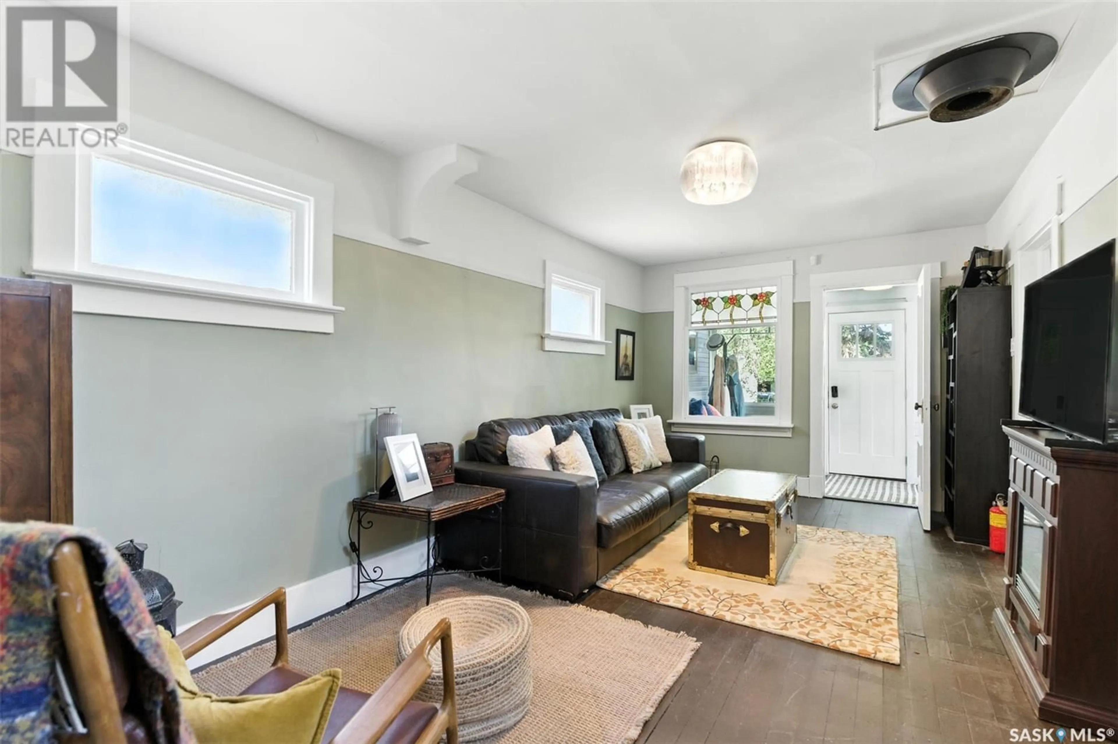 Living room with furniture, unknown for 923 I AVENUE, Saskatoon Saskatchewan S7M1Z5