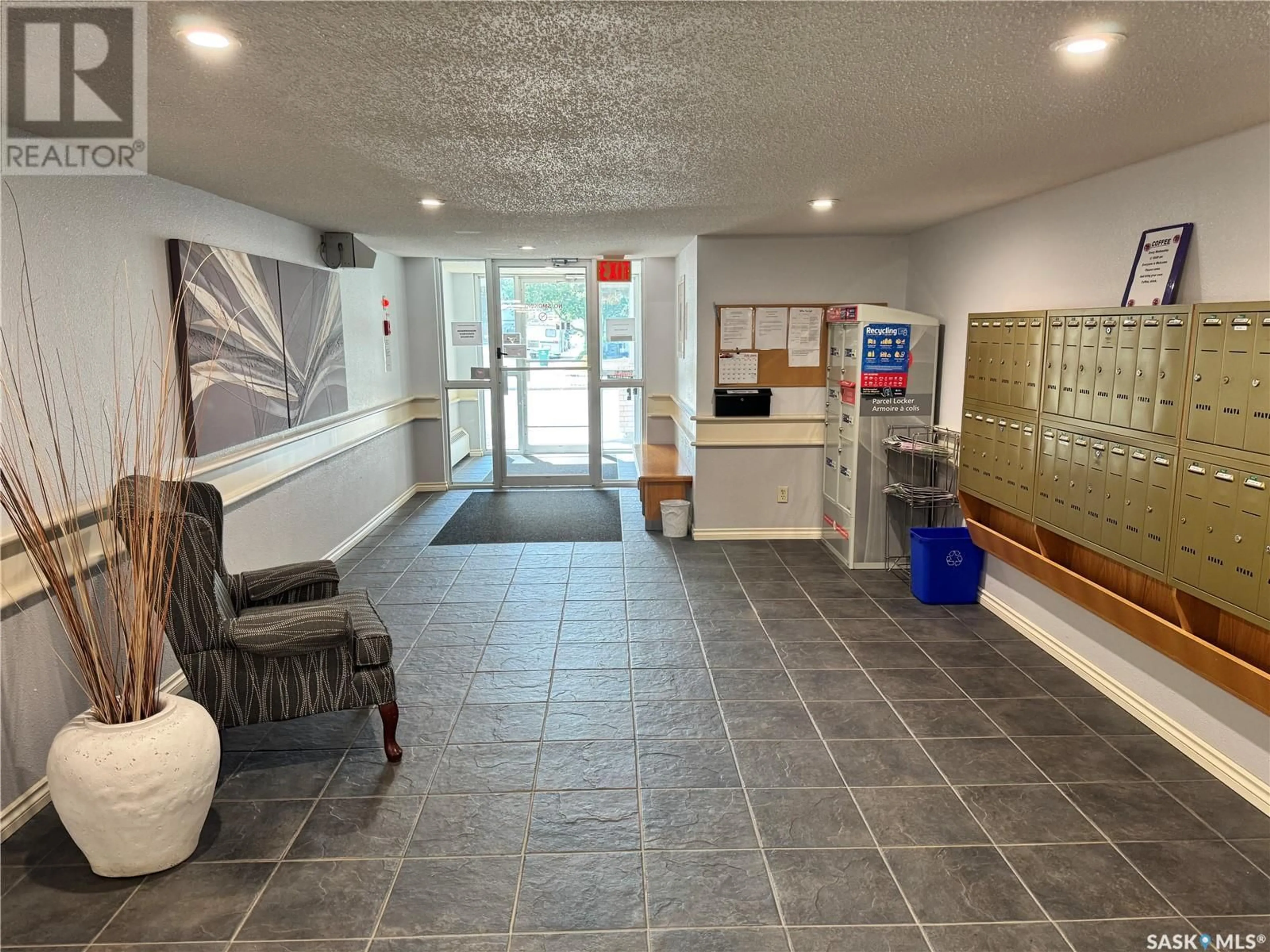 Indoor foyer for 706 - 303 CONFEDERATION DRIVE, Saskatoon Saskatchewan S7L5R7
