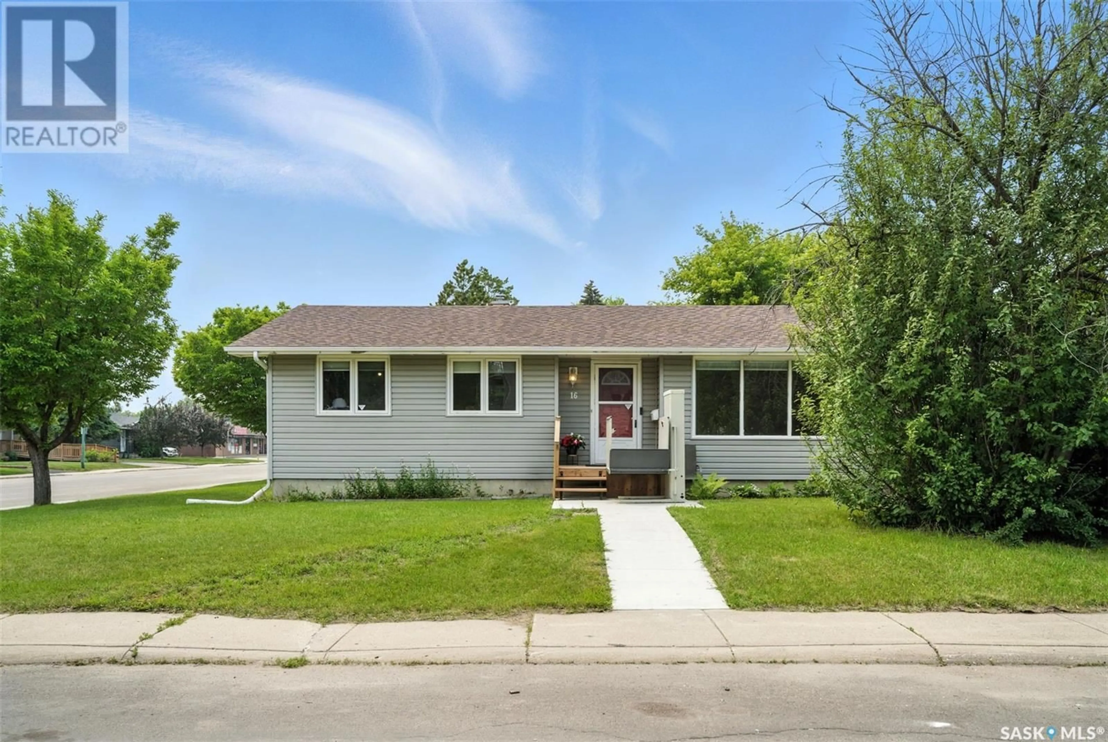 Home with vinyl exterior material, street for 16 MCKAY PLACE, Saskatoon Saskatchewan S7L3Z7