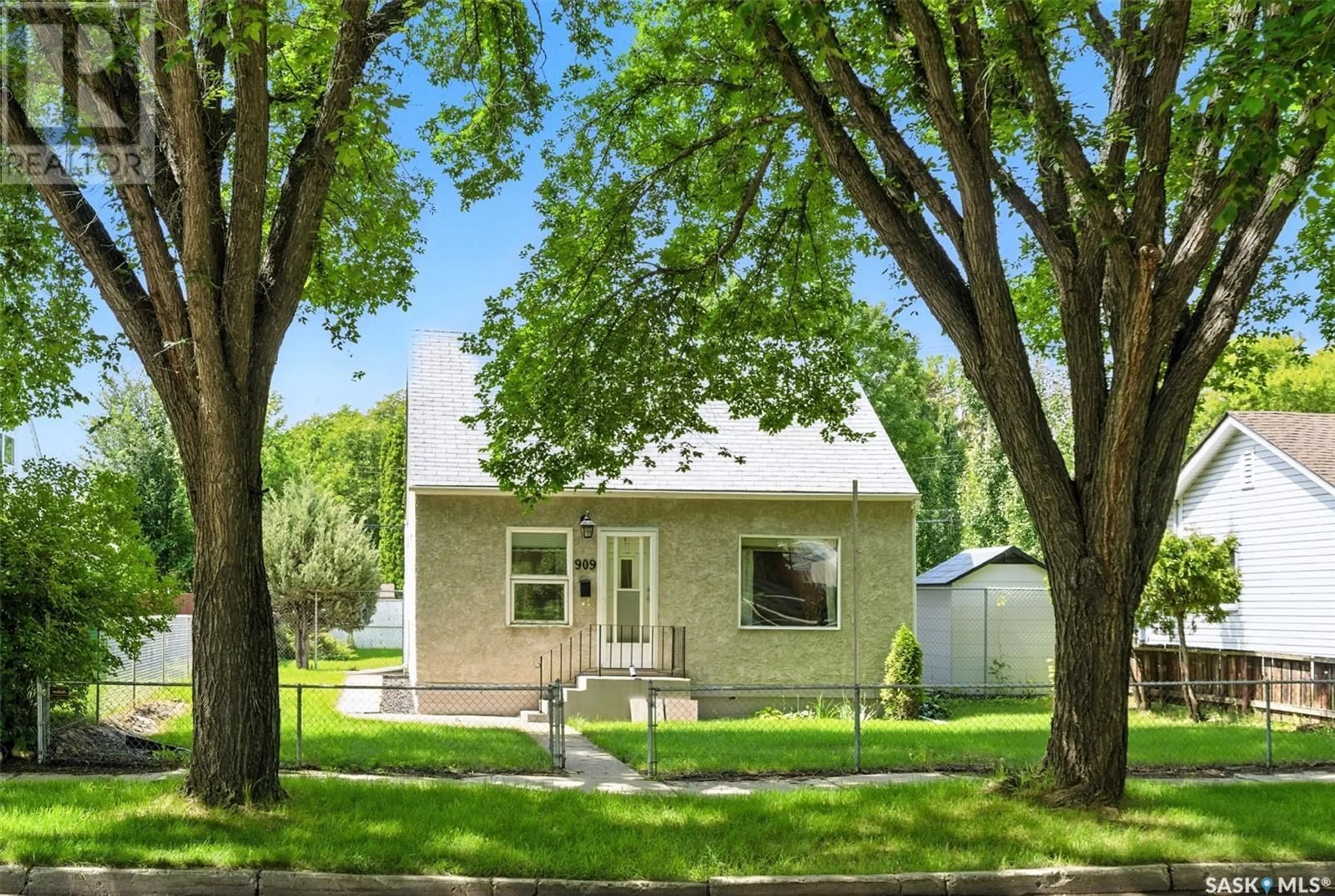 Home with vinyl exterior material, street for 909 I AVENUE, Saskatoon Saskatchewan S7L2H4