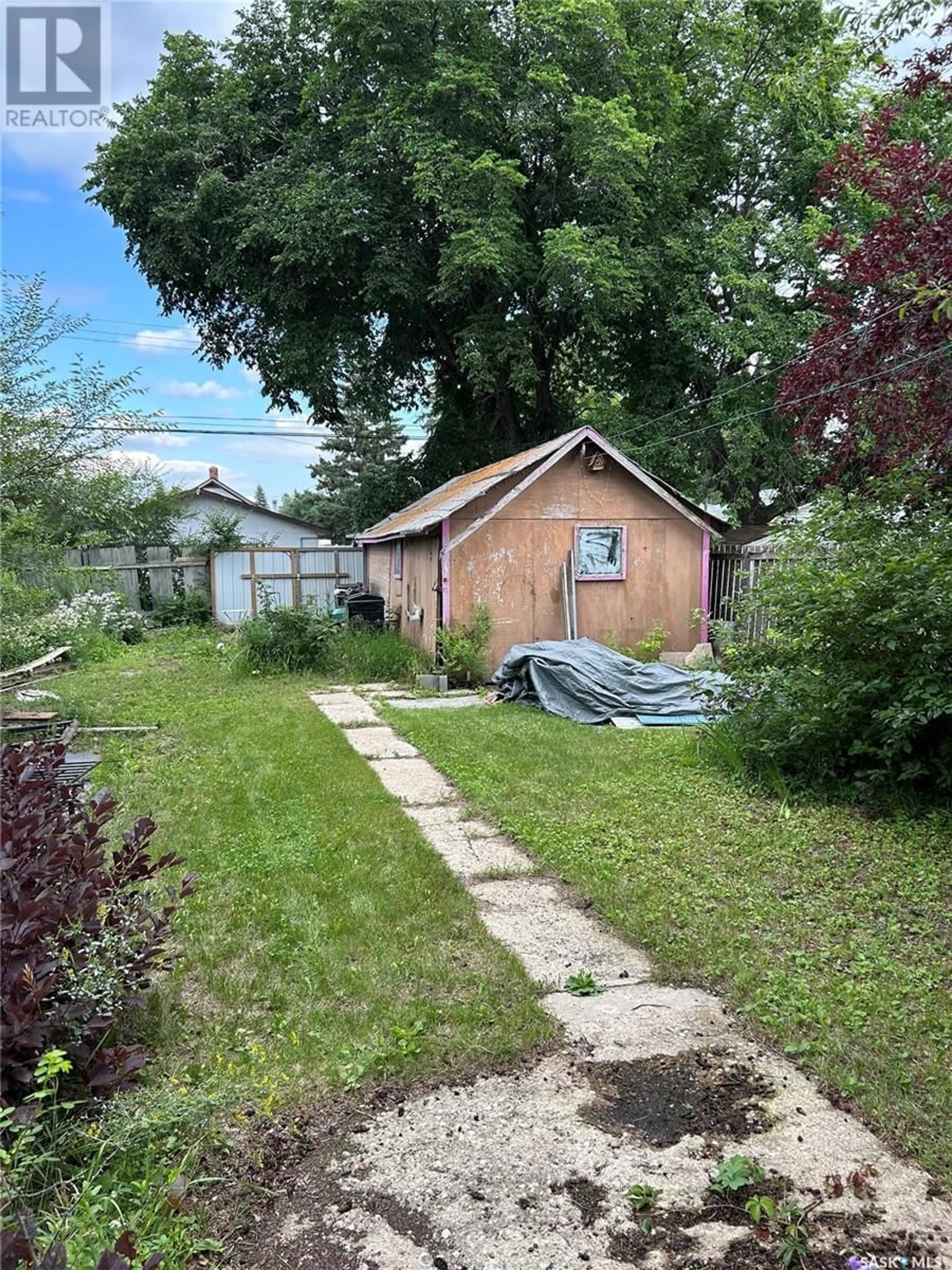 Shed for 802 M AVENUE, Saskatoon Saskatchewan S7M2L5