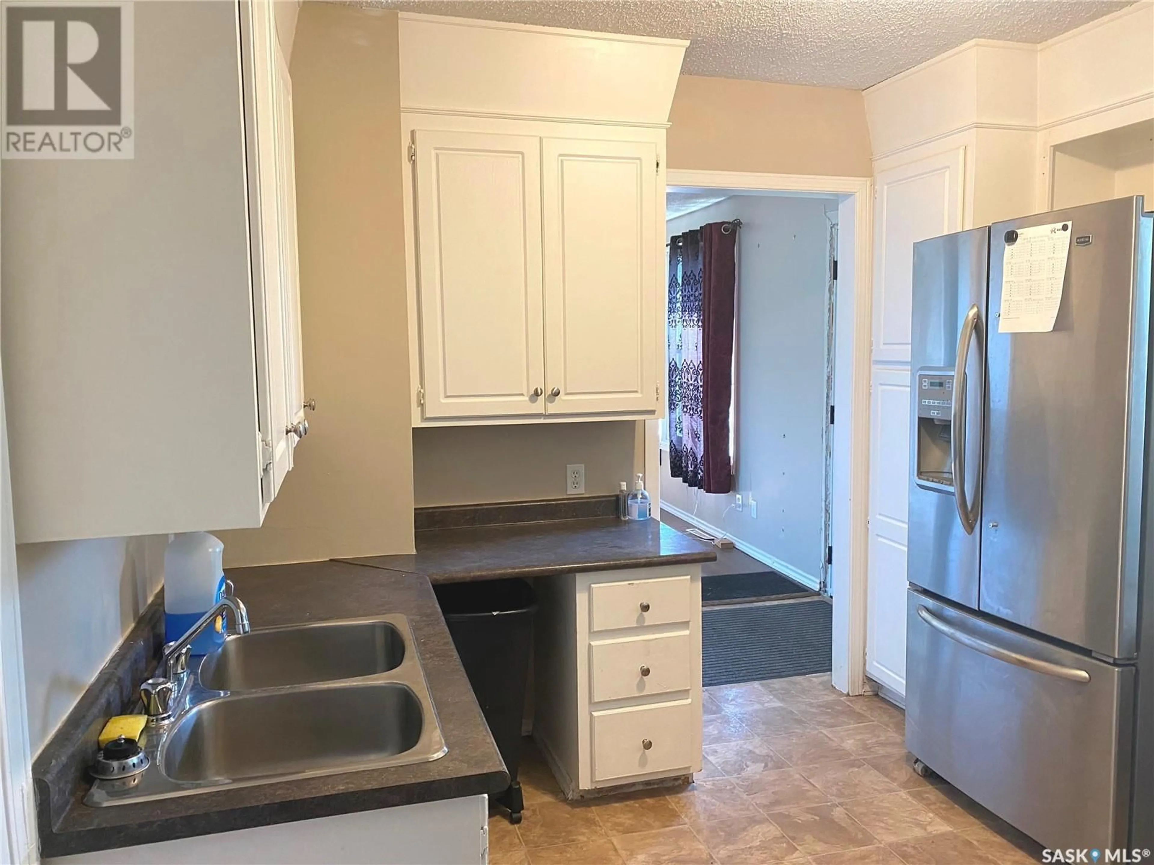 Standard kitchen, ceramic/tile floor for 616 ROBINSON STREET, Regina Saskatchewan S4T2L9