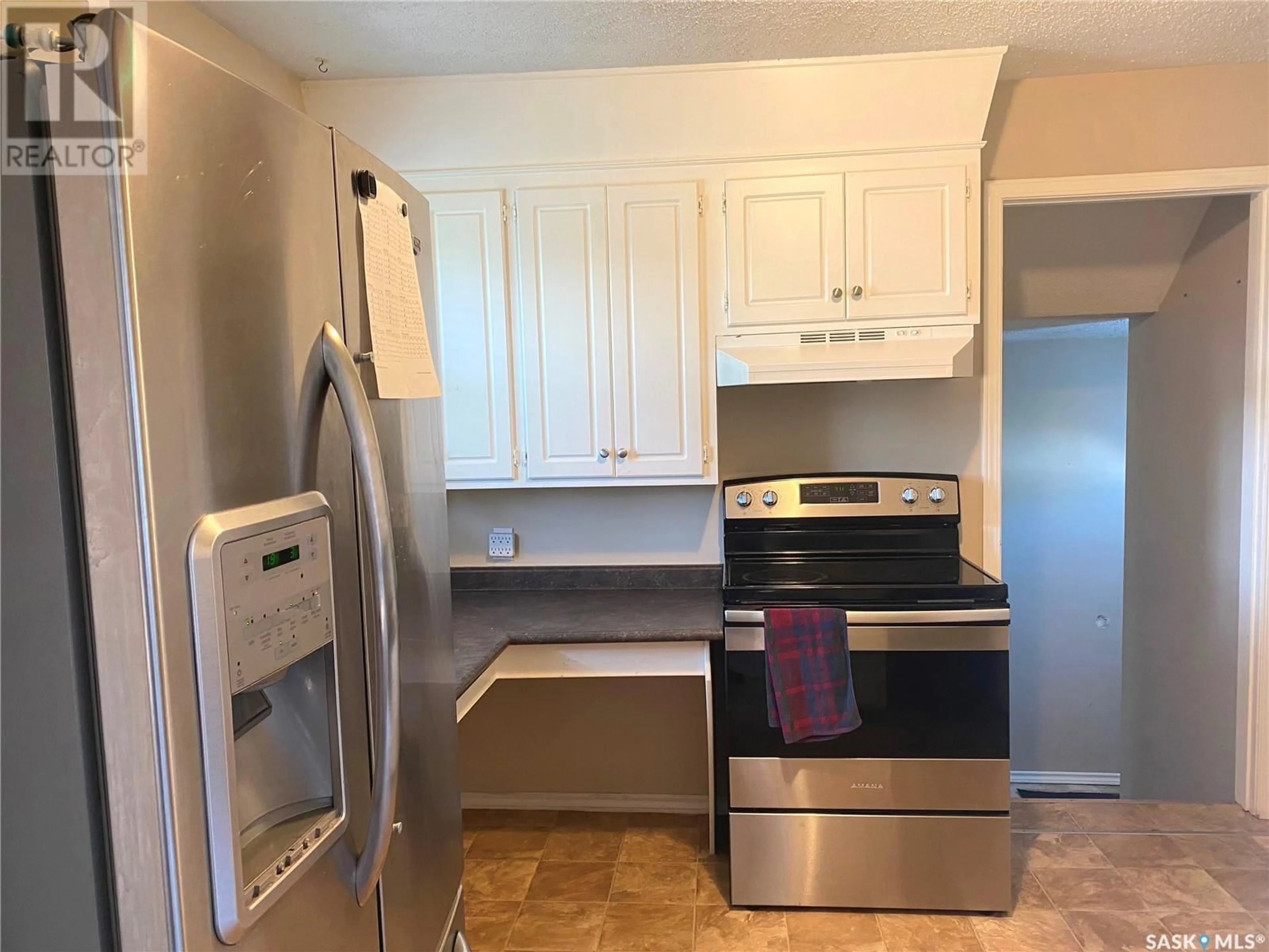 Standard kitchen, unknown for 616 ROBINSON STREET, Regina Saskatchewan S4T2L9