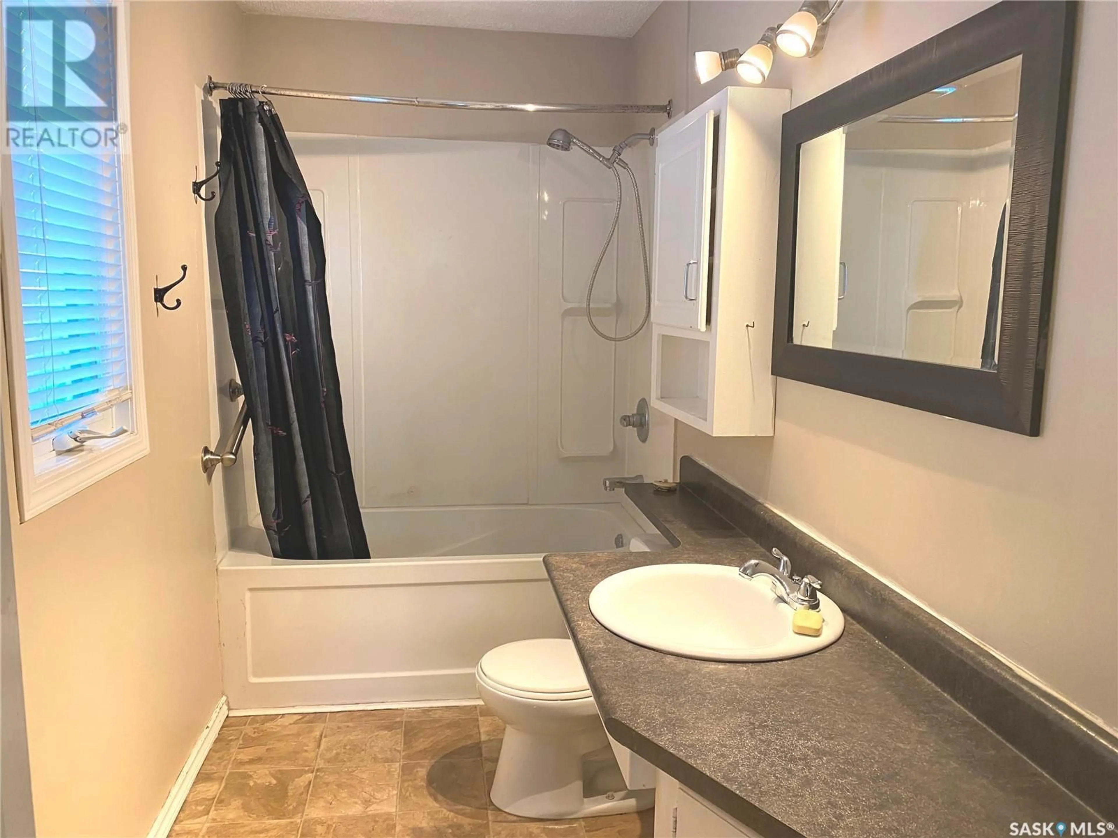 Standard bathroom, ceramic/tile floor for 616 ROBINSON STREET, Regina Saskatchewan S4T2L9
