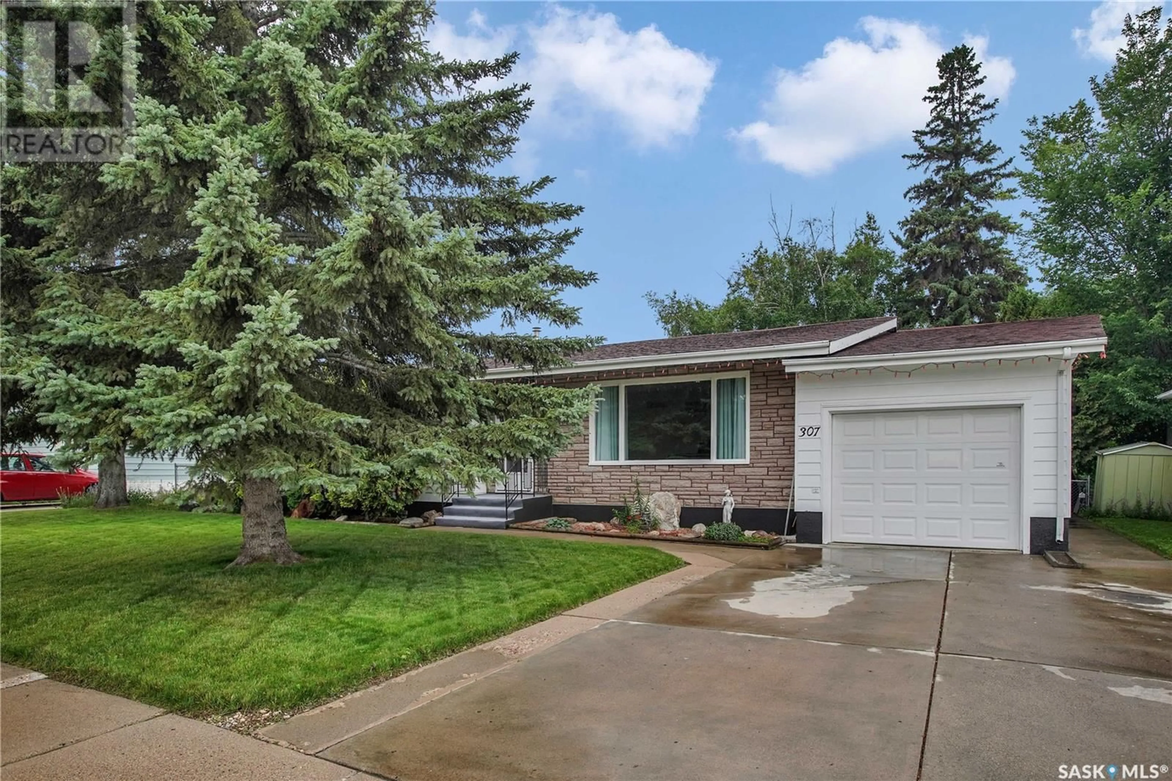 Home with vinyl exterior material, street for 307 U AVENUE, Saskatoon Saskatchewan S7L3C6