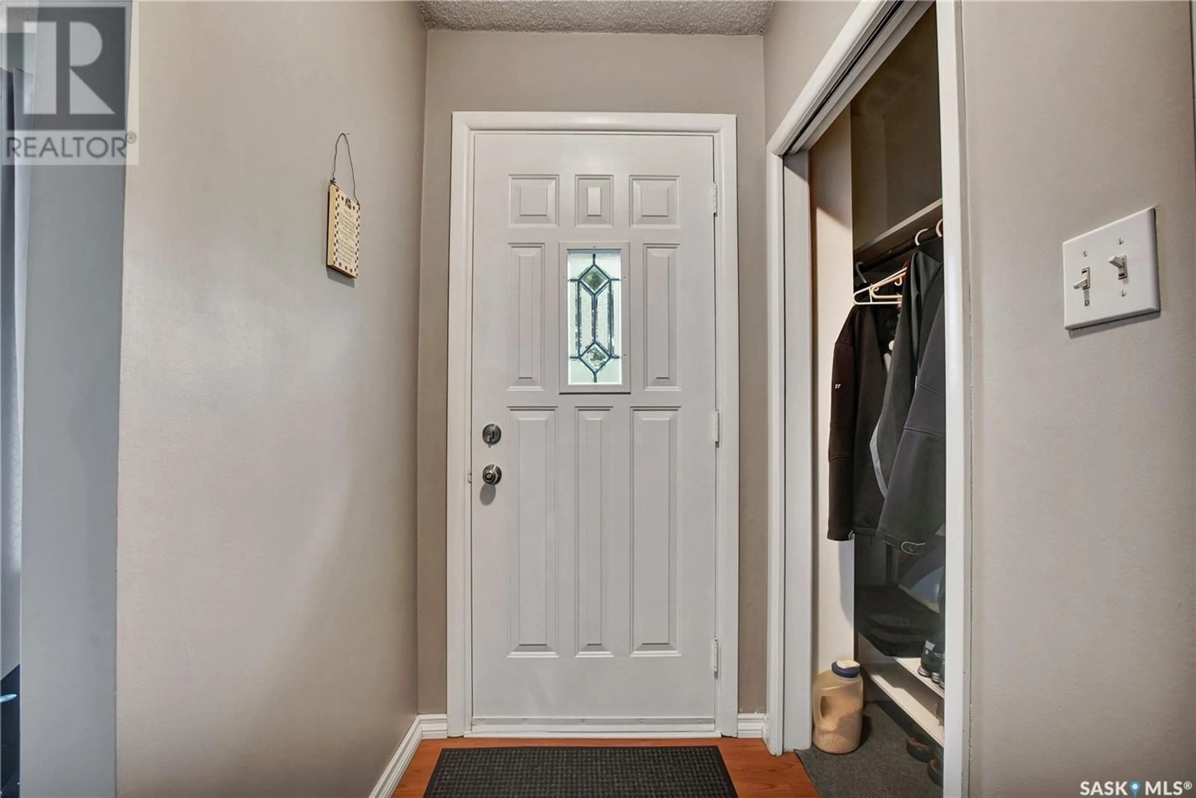 Indoor entryway for 307 U AVENUE, Saskatoon Saskatchewan S7L3C6