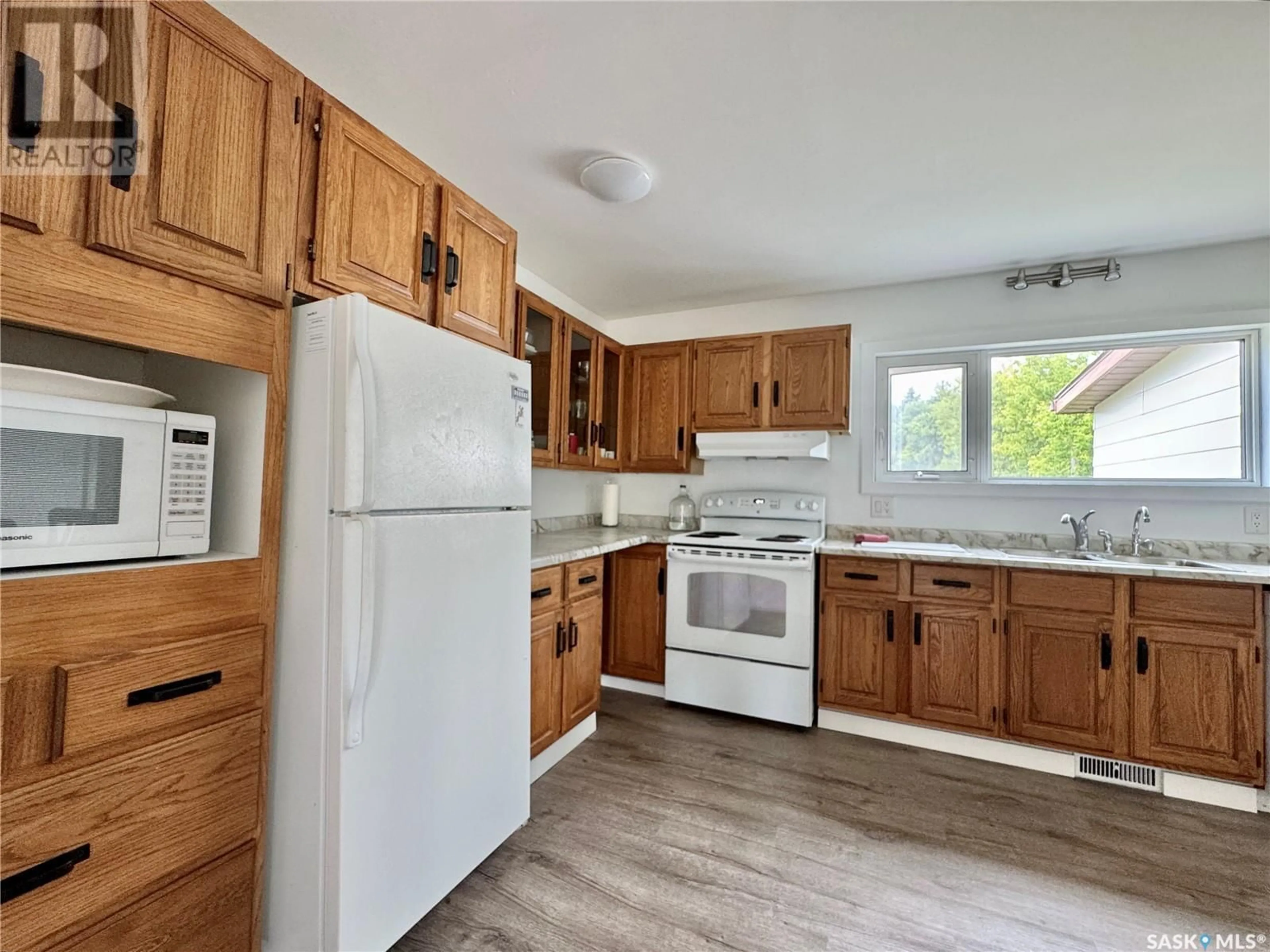 Standard kitchen, wood/laminate floor for 306 ANGUS PLACE, Stockholm Saskatchewan S0A3Y0