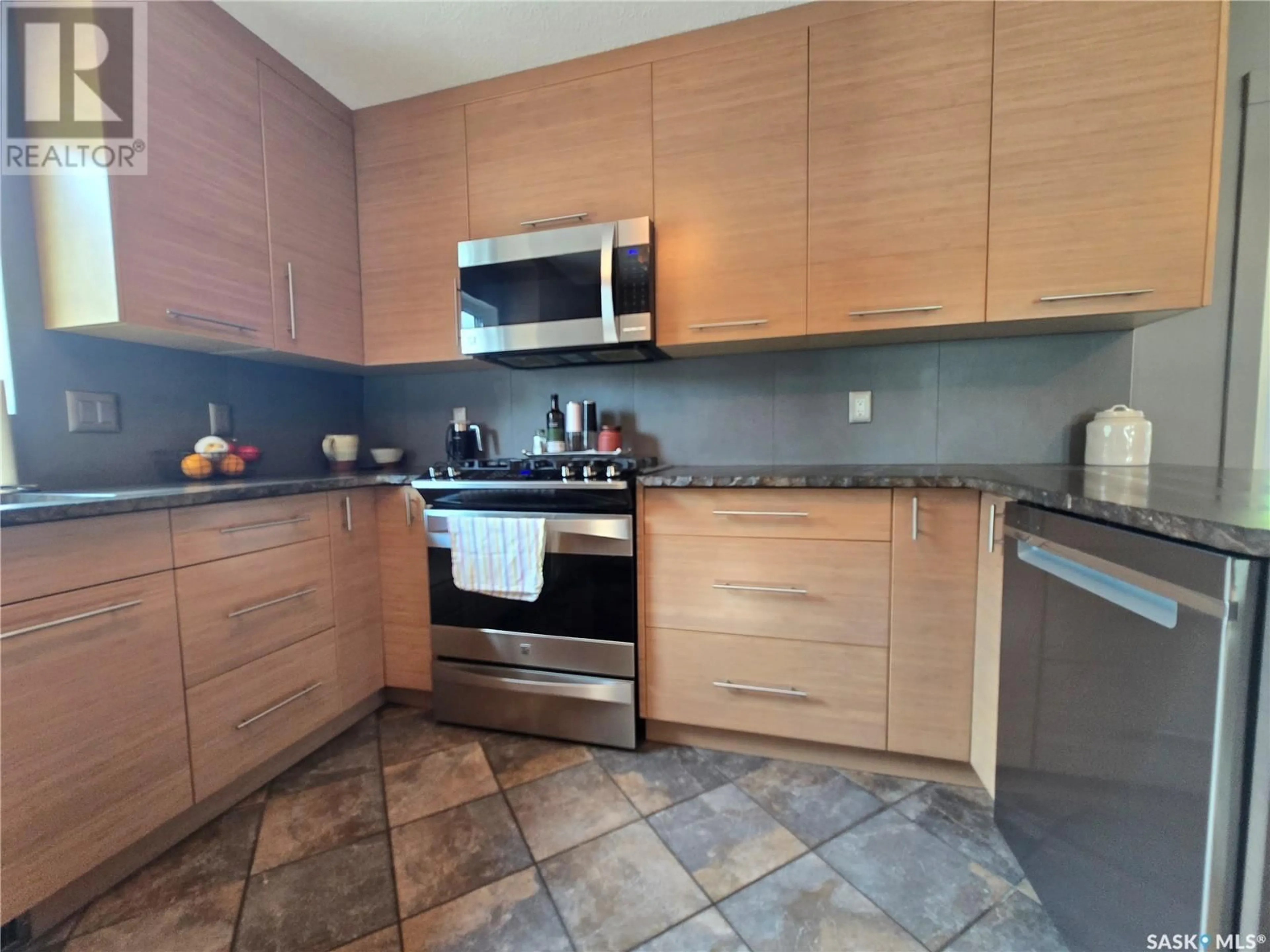 Standard kitchen, ceramic/tile floor for 1808 WARREN AVENUE, Weyburn Saskatchewan S4H3B6