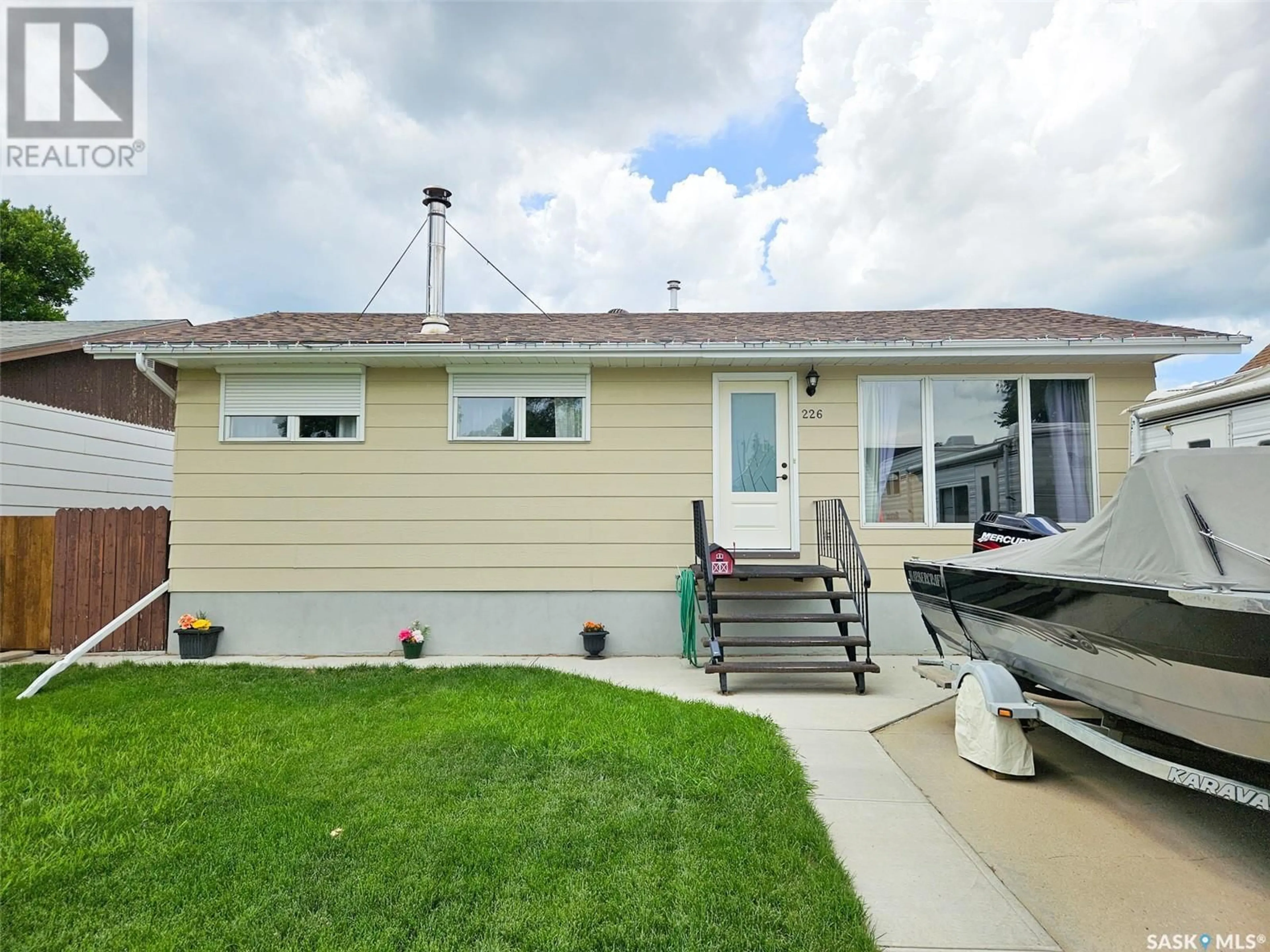 Home with vinyl exterior material, street for 226 6TH AVENUE, Swift Current Saskatchewan S9H3N8