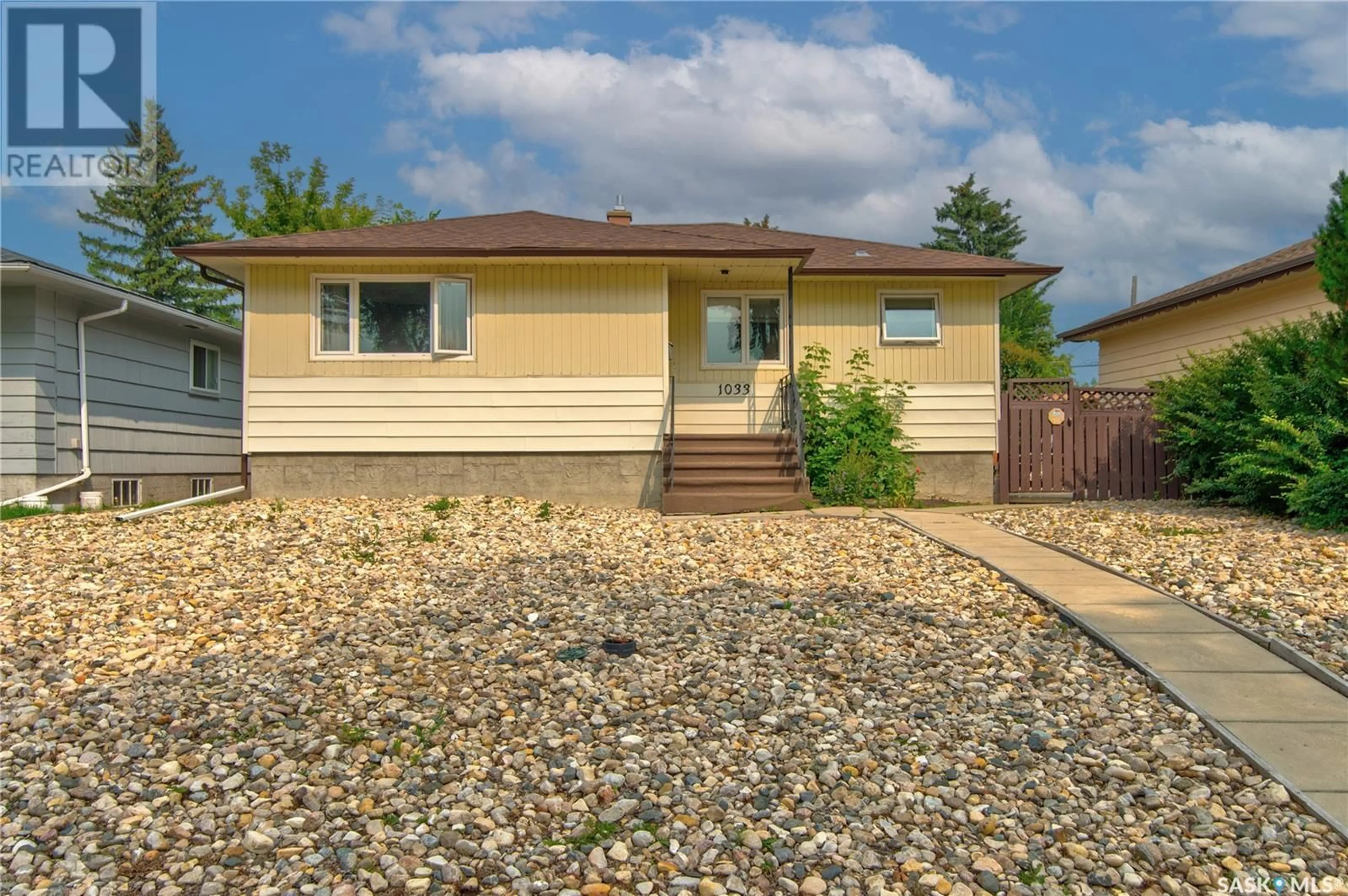 Home with vinyl exterior material, street for 1033 HORACE STREET, Regina Saskatchewan S4T5L3