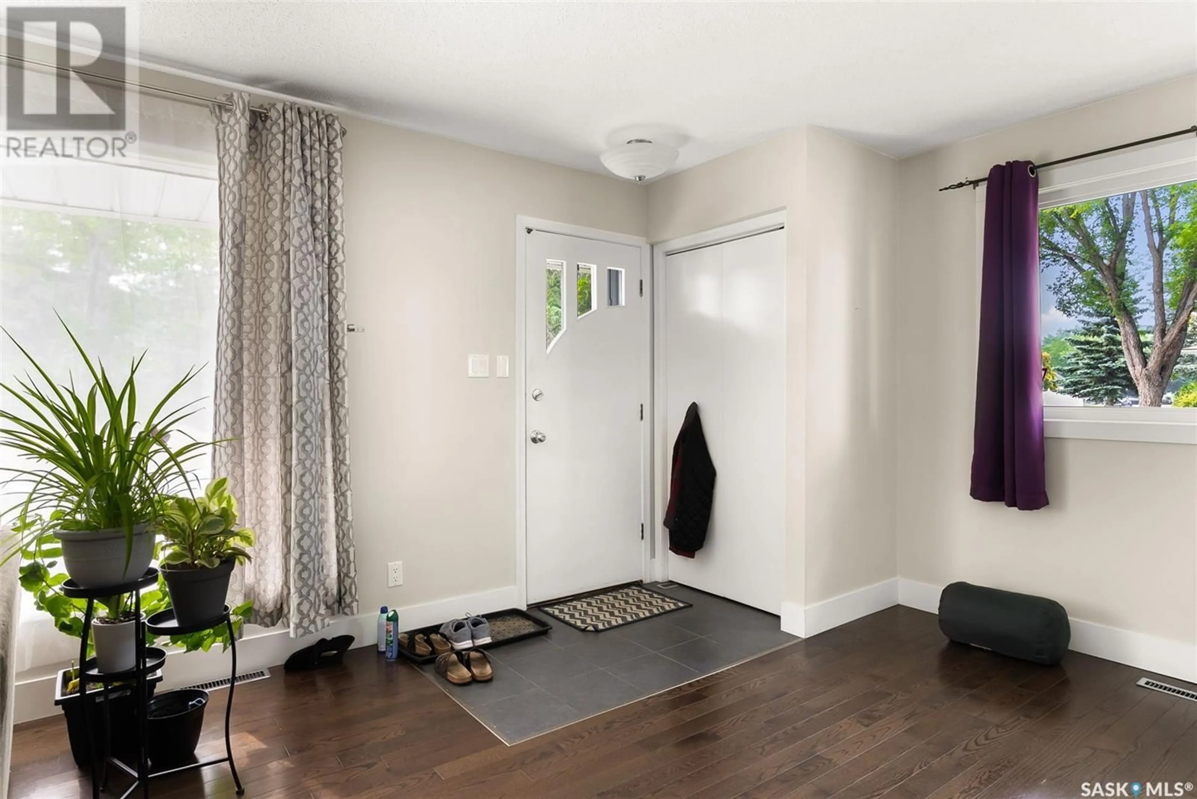 Indoor entryway for 3347 QUEEN STREET, Regina Saskatchewan S4S1B2