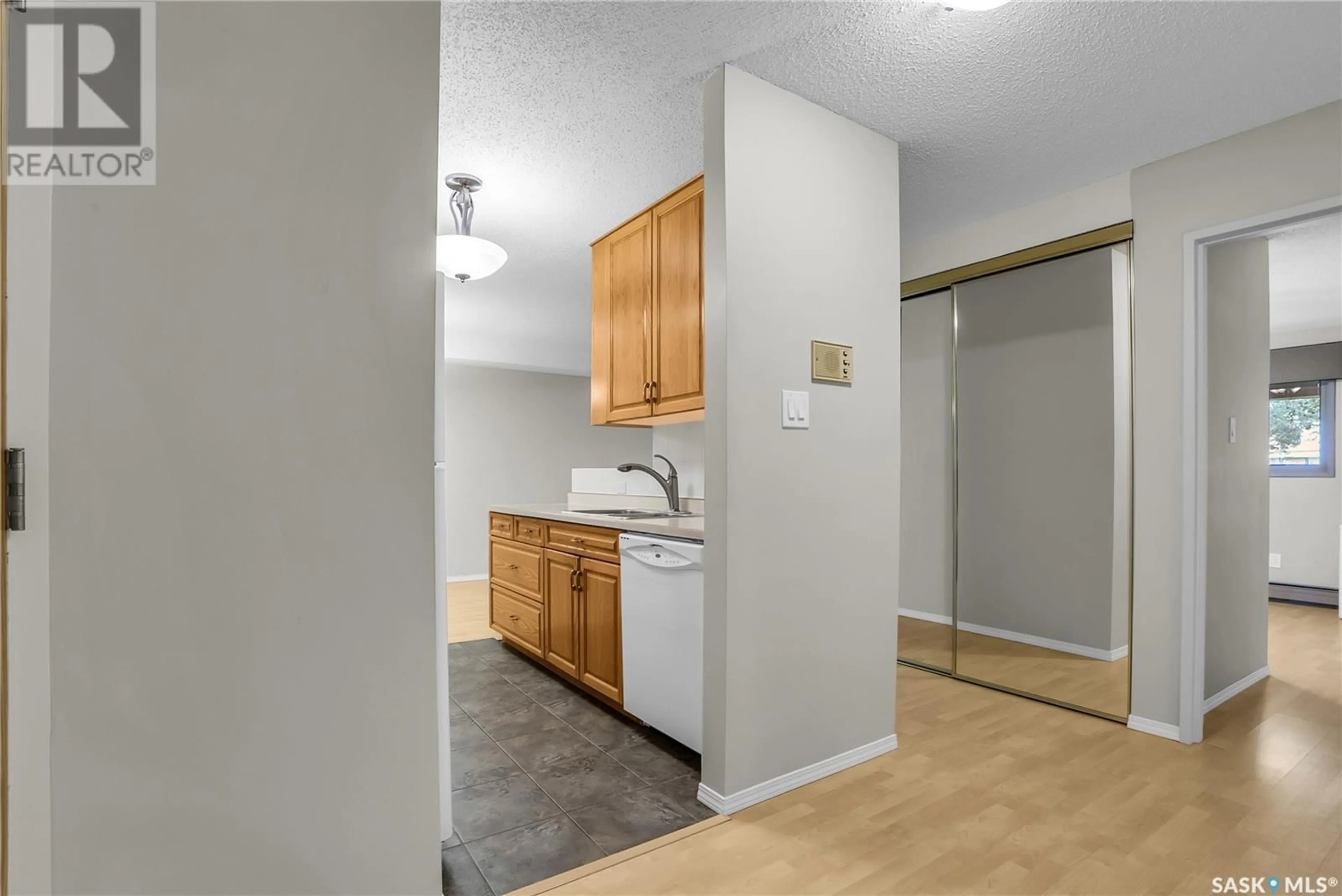 Standard kitchen, unknown for 105 - 130 EDINBURGH PLACE, Saskatoon Saskatchewan S7J5J7
