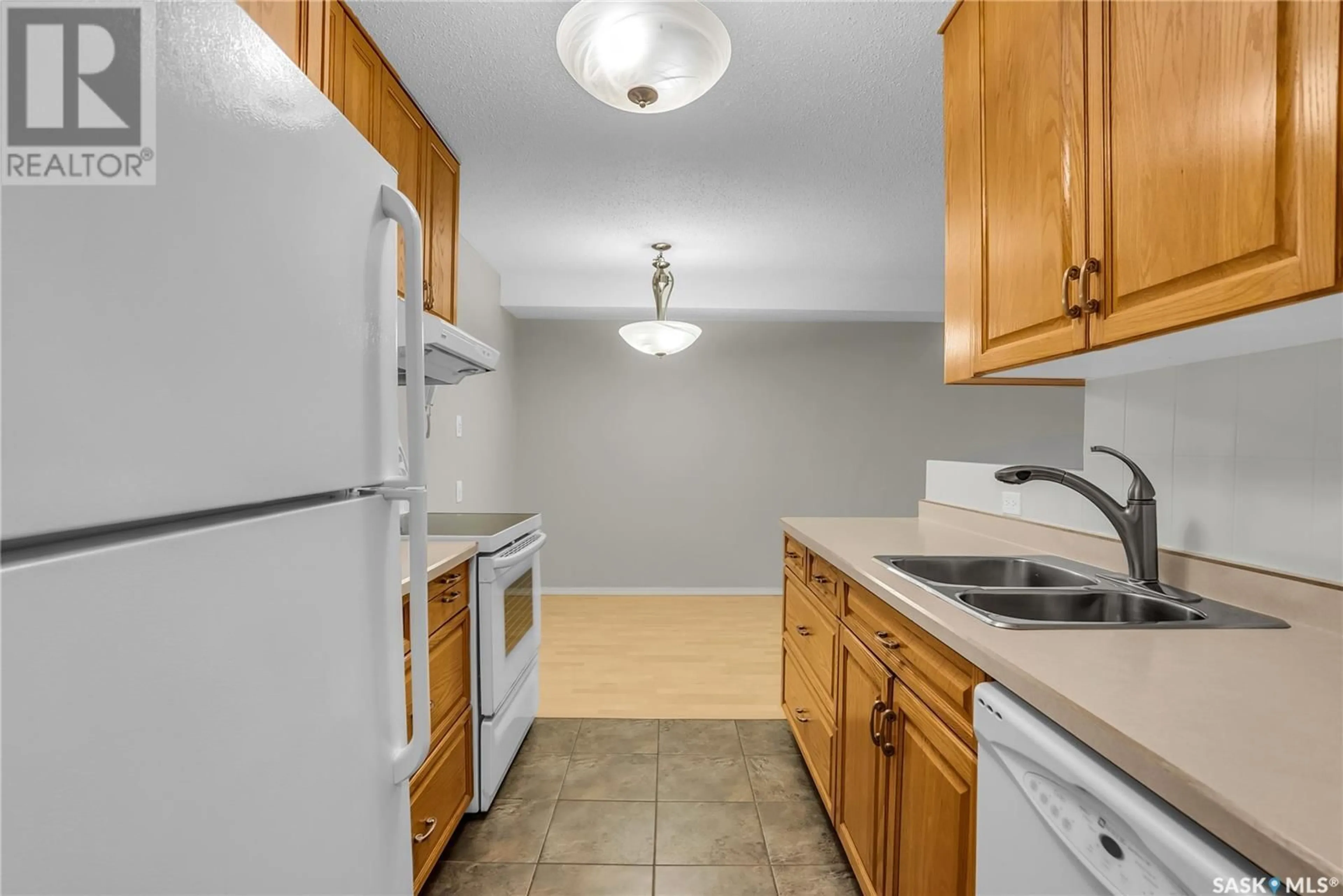 Standard kitchen, unknown for 105 - 130 EDINBURGH PLACE, Saskatoon Saskatchewan S7J5J7